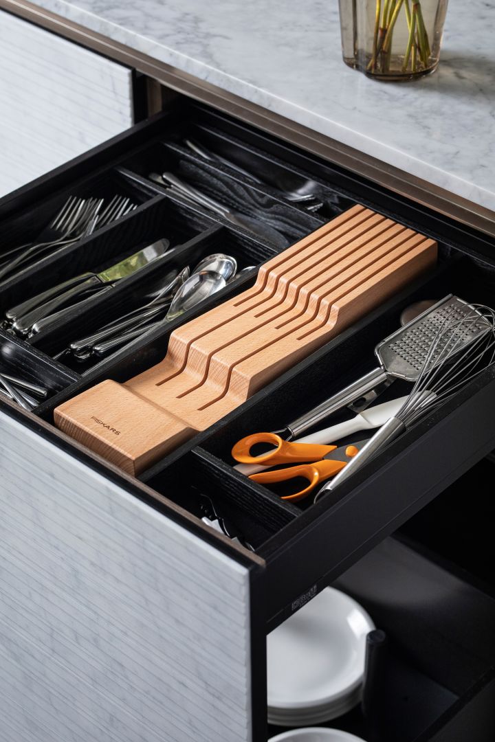 The Fiskars knife block fits perfectly inside a draw to keep your knives safe and neat. 