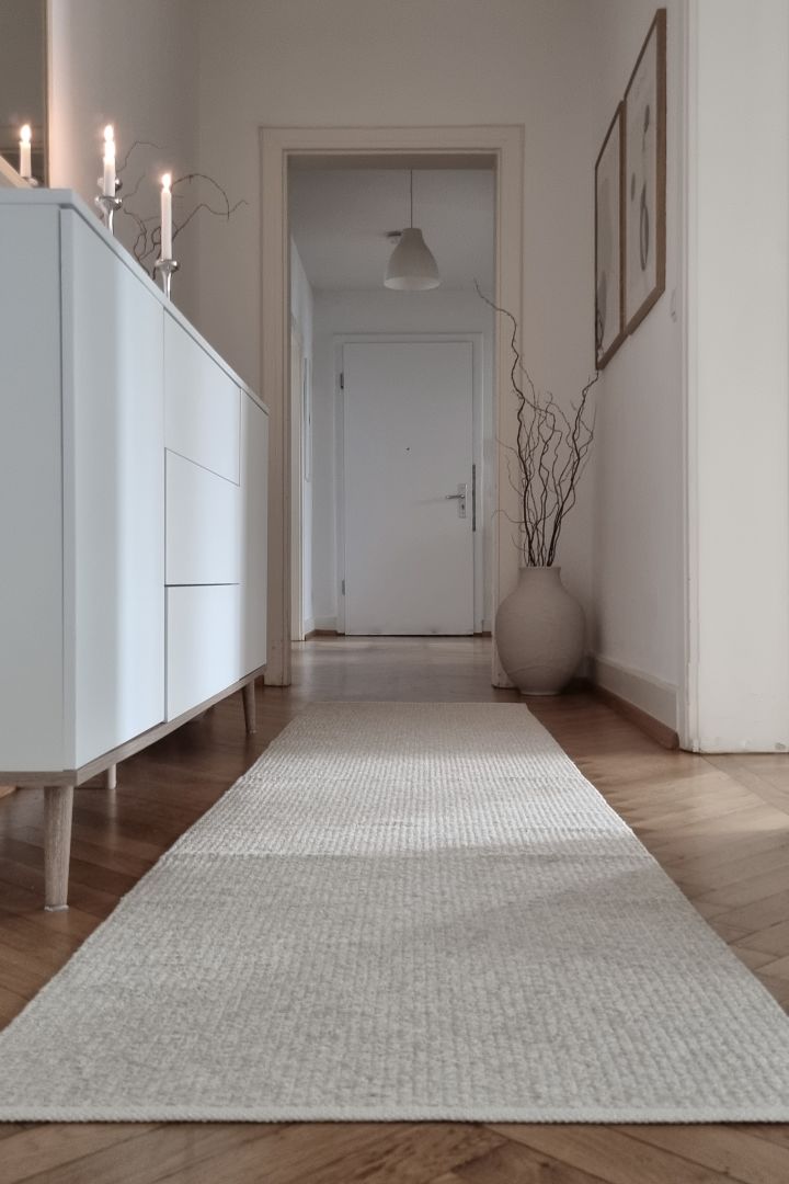 How to decorate a small hallway - inspiration from @wohnfuehlen_mit_stil with a long narrow cosy rug from Scandi Living to create space and a cosy feeling.