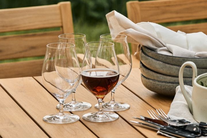 Learn how to choose the right type of beer glasses, here you see a cheers with the tulip shaped Beer Classic glasses from Spiegelau. 
