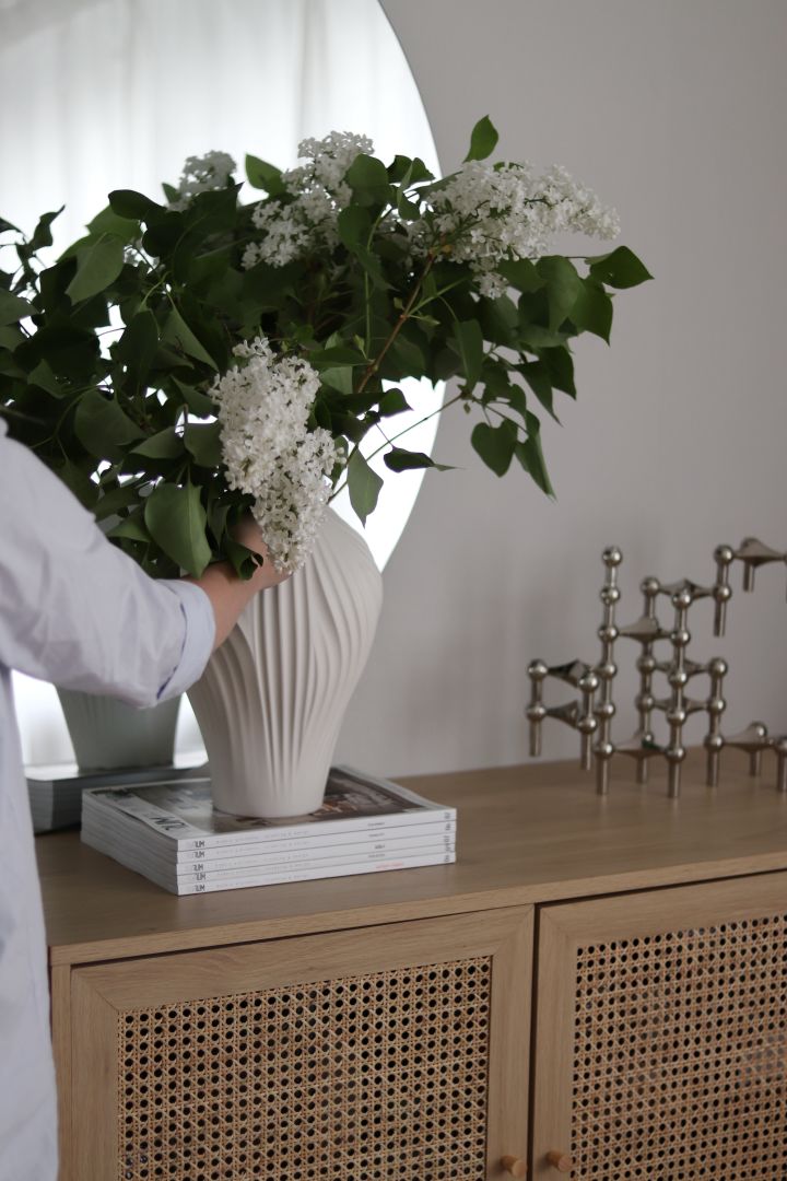 How to decorate a small hallway - inspiration from @hemmahosfalk with Anna vase from Swedese with fresh flowers to make the hallway more inviting.