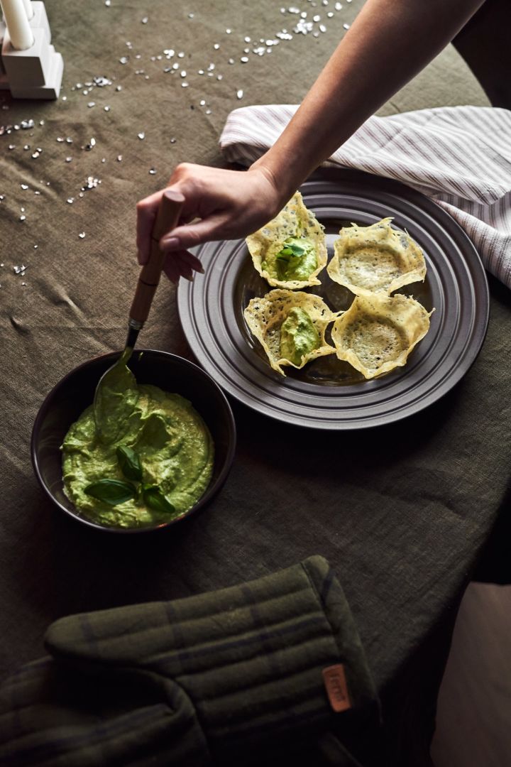 Cheddar baskets with avocado and lime mousse are one of the simple starters for you to try this new year. Here we see them plated on the NRJD Lines plate in brown. 