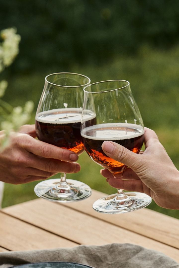 Discover how to choose the right beer glass. Here you see a cheers with the Craft beer glasses from Spiegelau. 