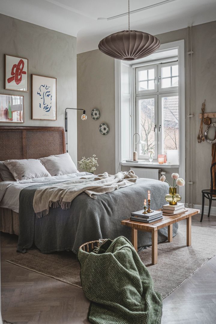 Create a cosy bedroom with soft textiles and furnishings, here you see Hannes bedroom with neutral bedsheets and a green throw. 