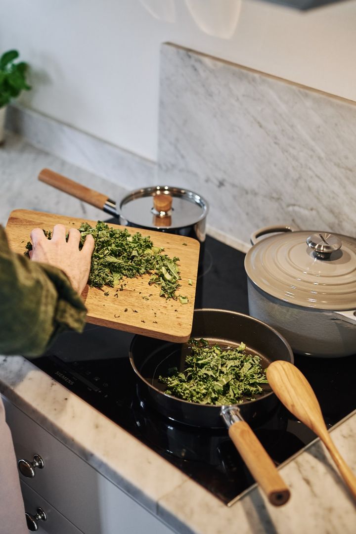 In our list of 5 Christmas gift ideas for food lovers the Eva Solo Nordic frying pan in stainless steel is a lightweight but durable frying pan that will please any food lover. 