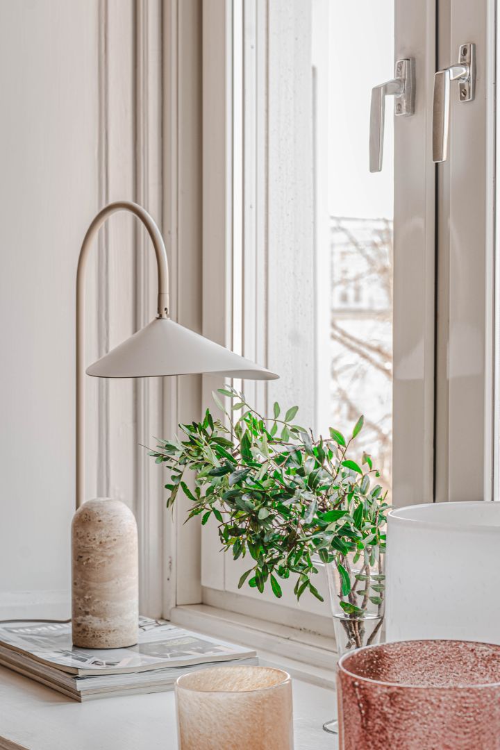 Decorate the windowsill - inspiration from the home of the influencer @hannesmauritzson where the Arum table lamp from ferm LIVING create a cozy feeling.