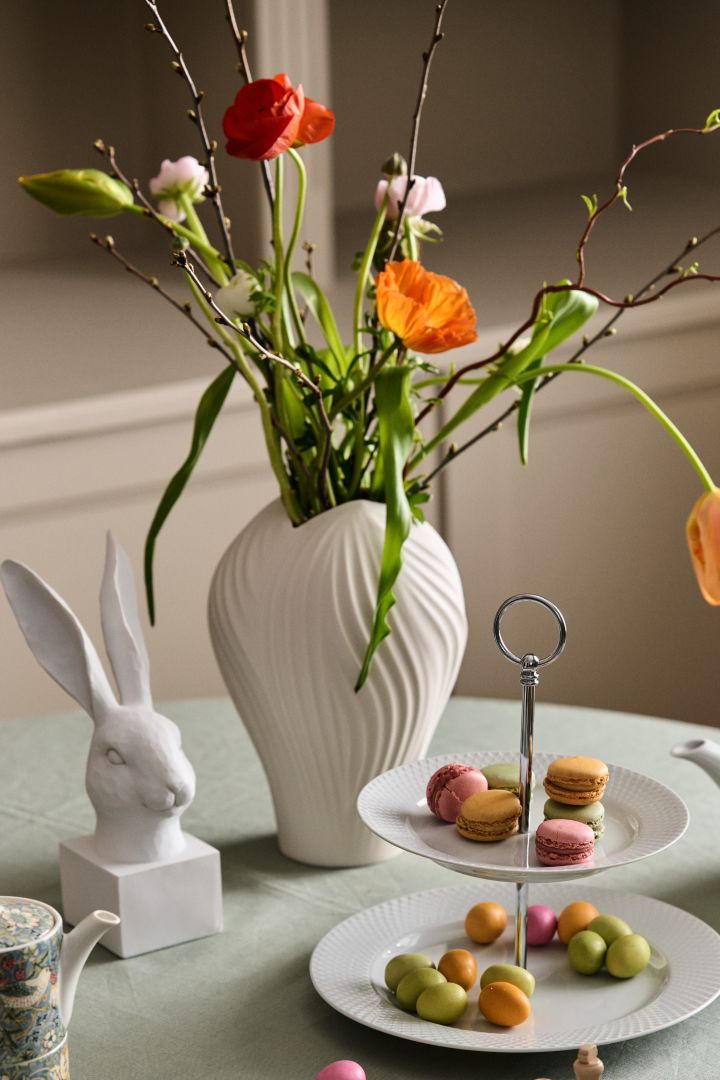Easter table setting ideas - here you see the vase from Swedese with the Lene Bjerre rabbit as a table centrepiece. 