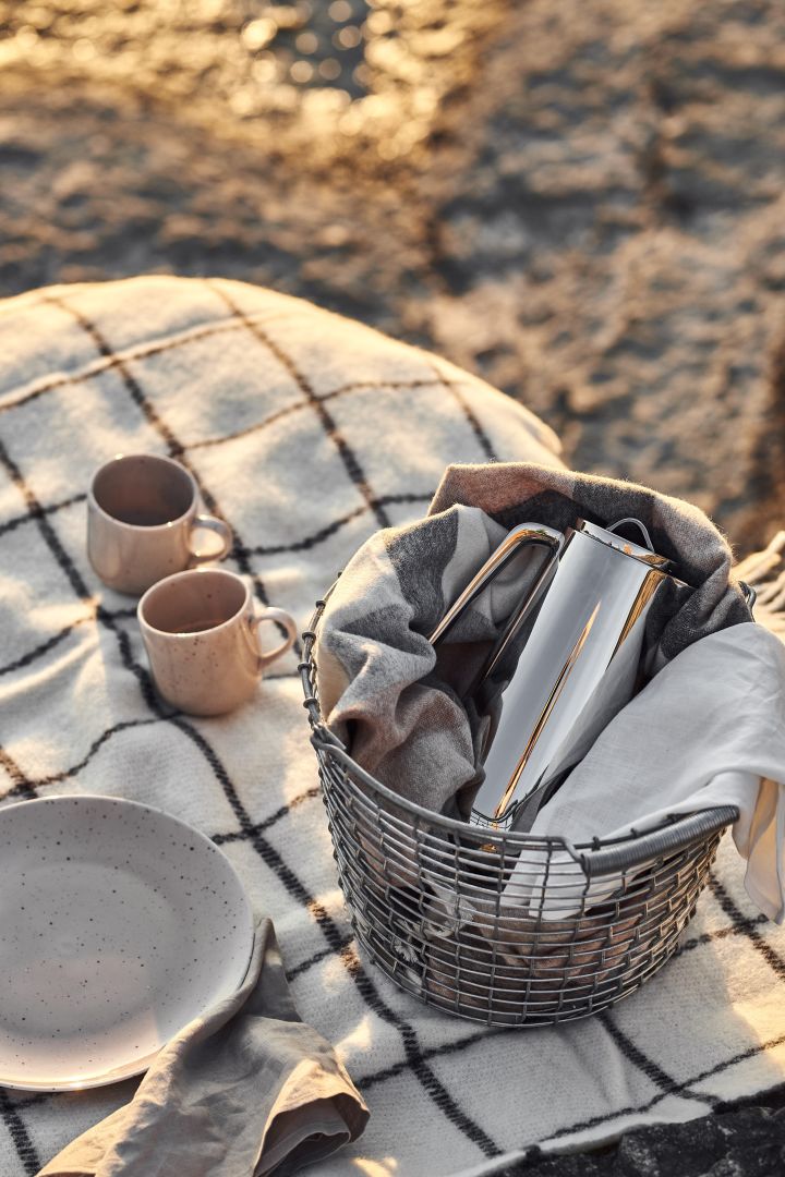 Enjoy a Swedish fika on the beach. Here you see the stainless steel thermos from Georg Jensen and the freckle mugs from Scandi Living. 
