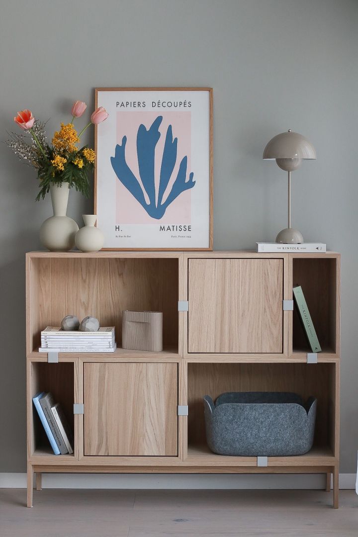How to decorate a small hallway - inspiration from @picsbyellen where Muuto's Stacked shelving system makes the hallway more organised and inviting.