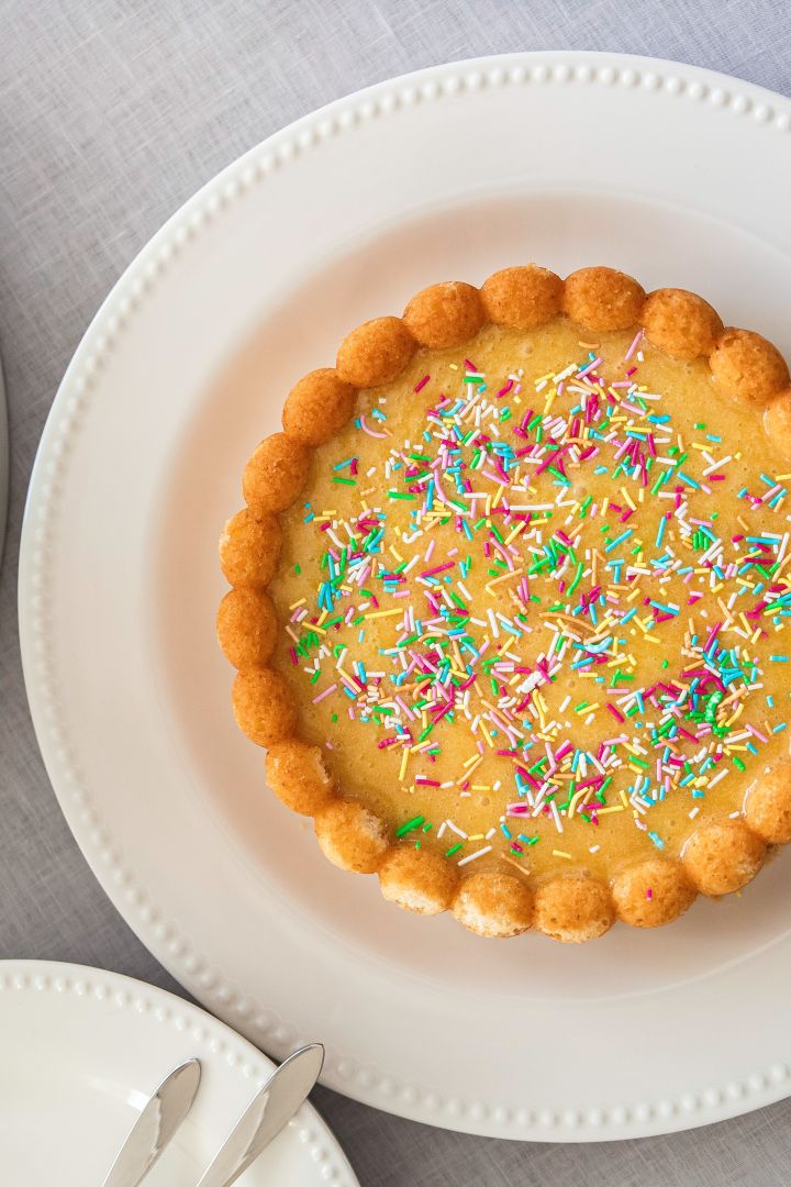 Bake a classic Swedish Silvia cake in a Charlotte shape from Nordic Ware using Baka med Frida's simple Easter cake recipe. Garnish your Easter cake with colorful sprinkles.