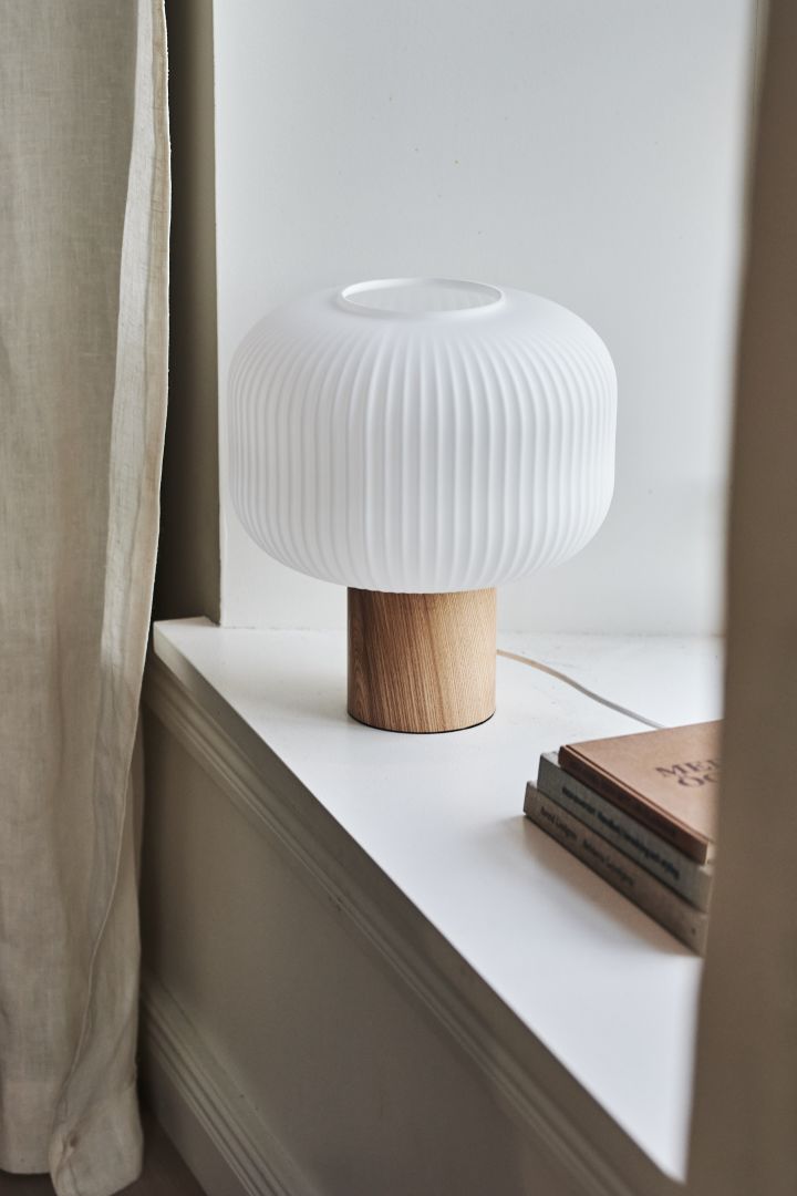 How to style your windowsill - inspiration from the Fair table lamp from Scandi Living creates a cozy and inviting feeling.