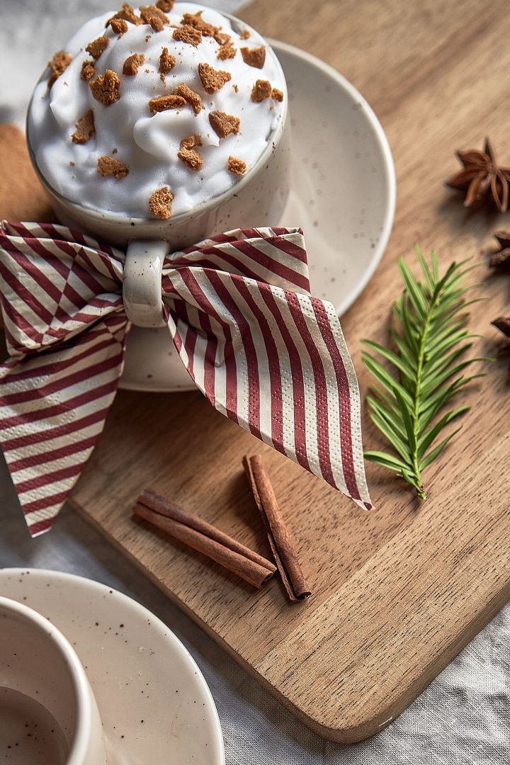 Offer your friends and family a simple Christmas cocktail with cinnamon, hot chocolate and ginger bread. Here you see the Freckle cup and saucer from Scandi Living with the Lines napkin from Cooee Design. 
