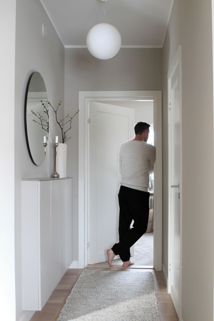 Decorate a small hallway - inspiration from @moeofsweden with a large round mirror, wall storage and a long narrow cosy rug to create space and a homely feel.