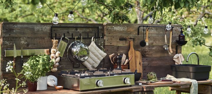 Discover interior designer Sara Zetterström's top tips for building a simple DIY outdoor kitchen from Euro pallets.
