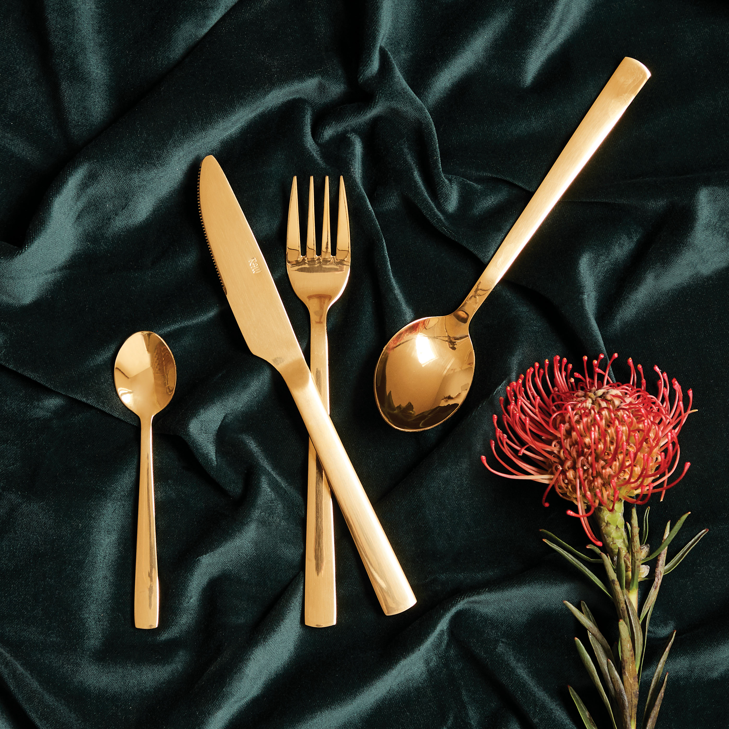 https://www.nordicnest.com/assets/blobs/aida-raw-cutlery-24-pieces-gold/508889-01_3_EnvironmentImage-c9671c4b02.jpg