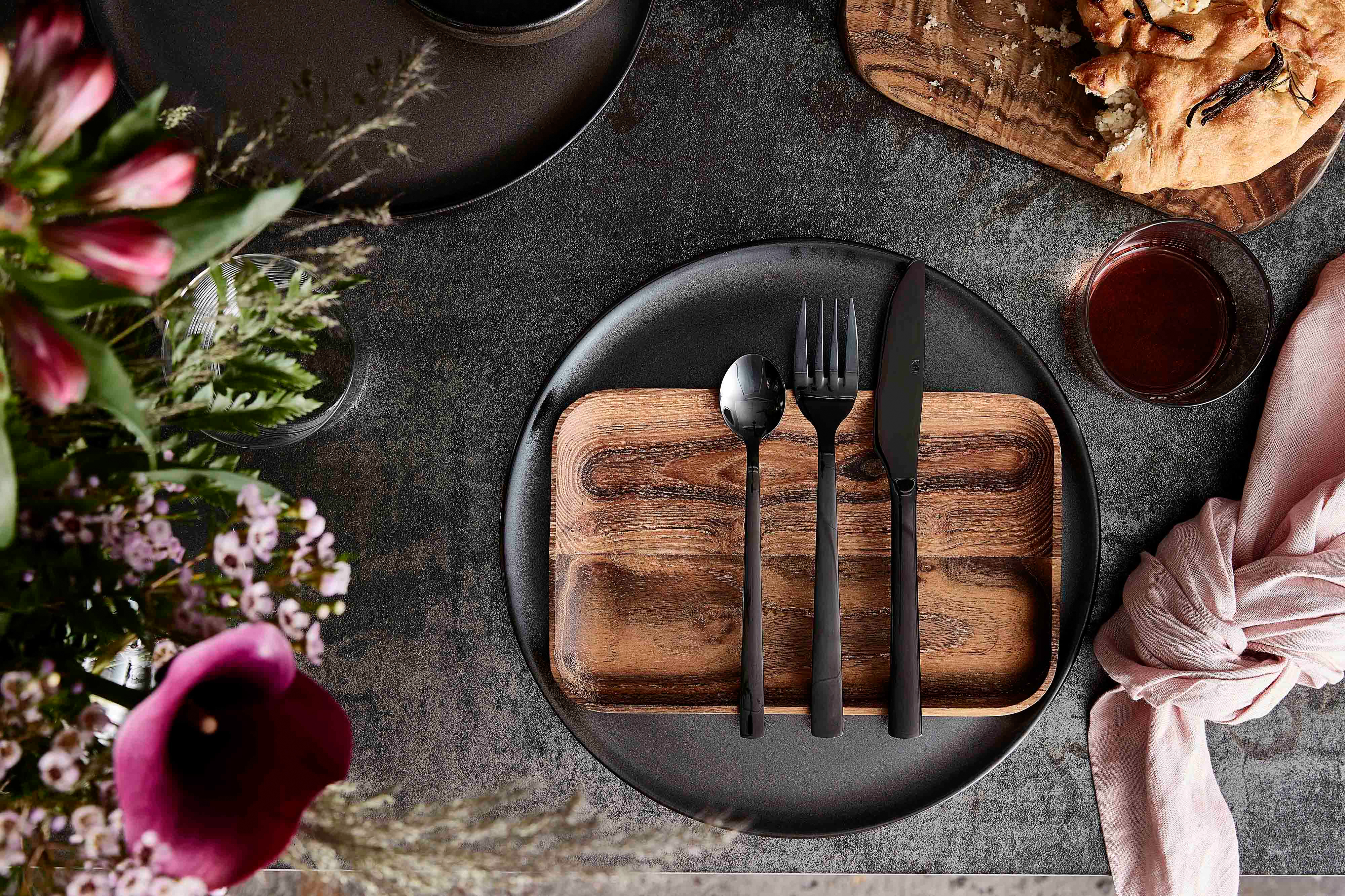 https://www.nordicnest.com/assets/blobs/aida-raw-cutlery-60-pieces-black/501638-01_4_EnvironmentImage-2ed7b13acf.jpg