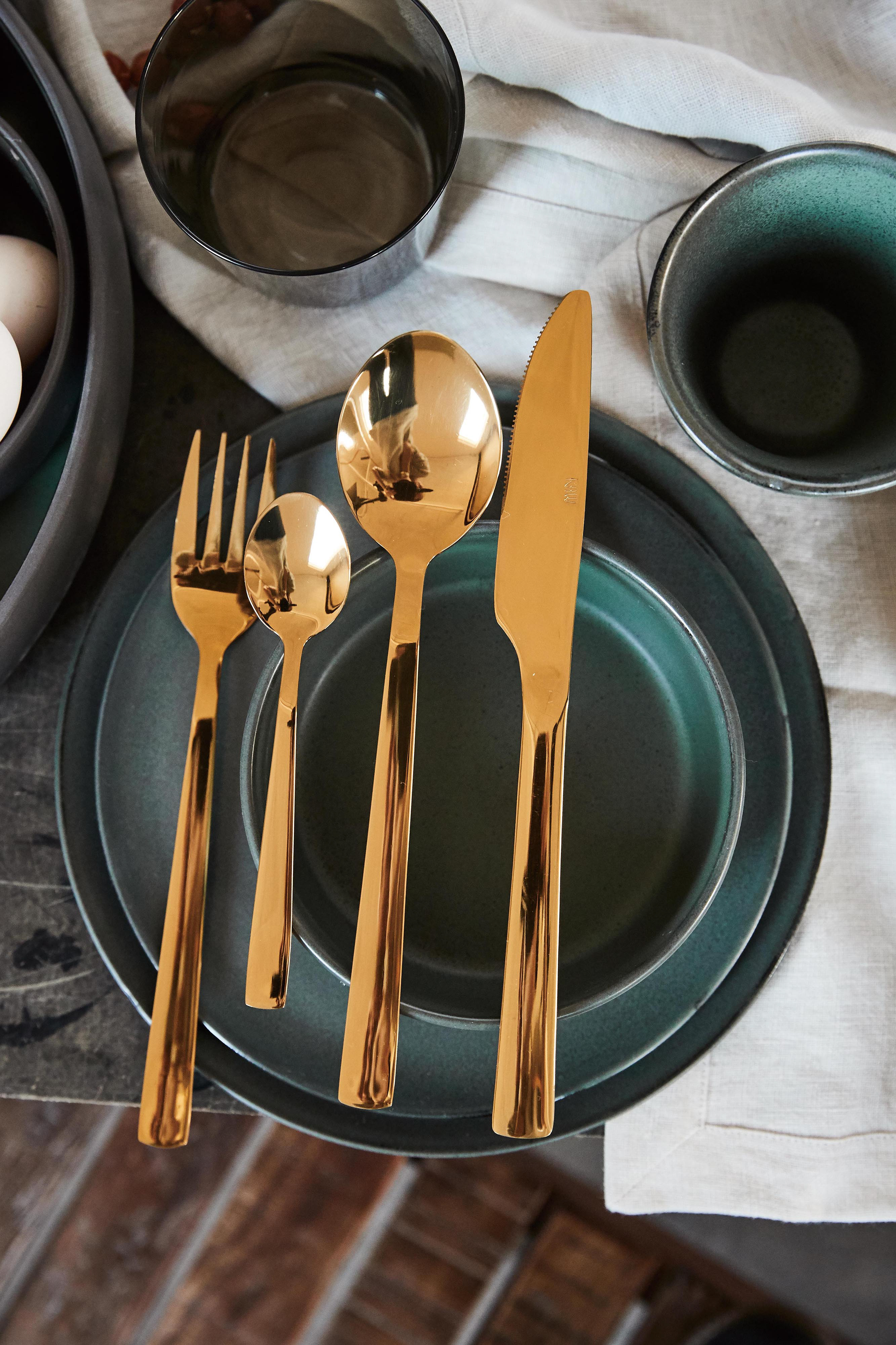 https://www.nordicnest.com/assets/blobs/aida-raw-cutlery-60-pieces-gold/501631-01_3_EnvironmentImage-03f275bc40.jpg