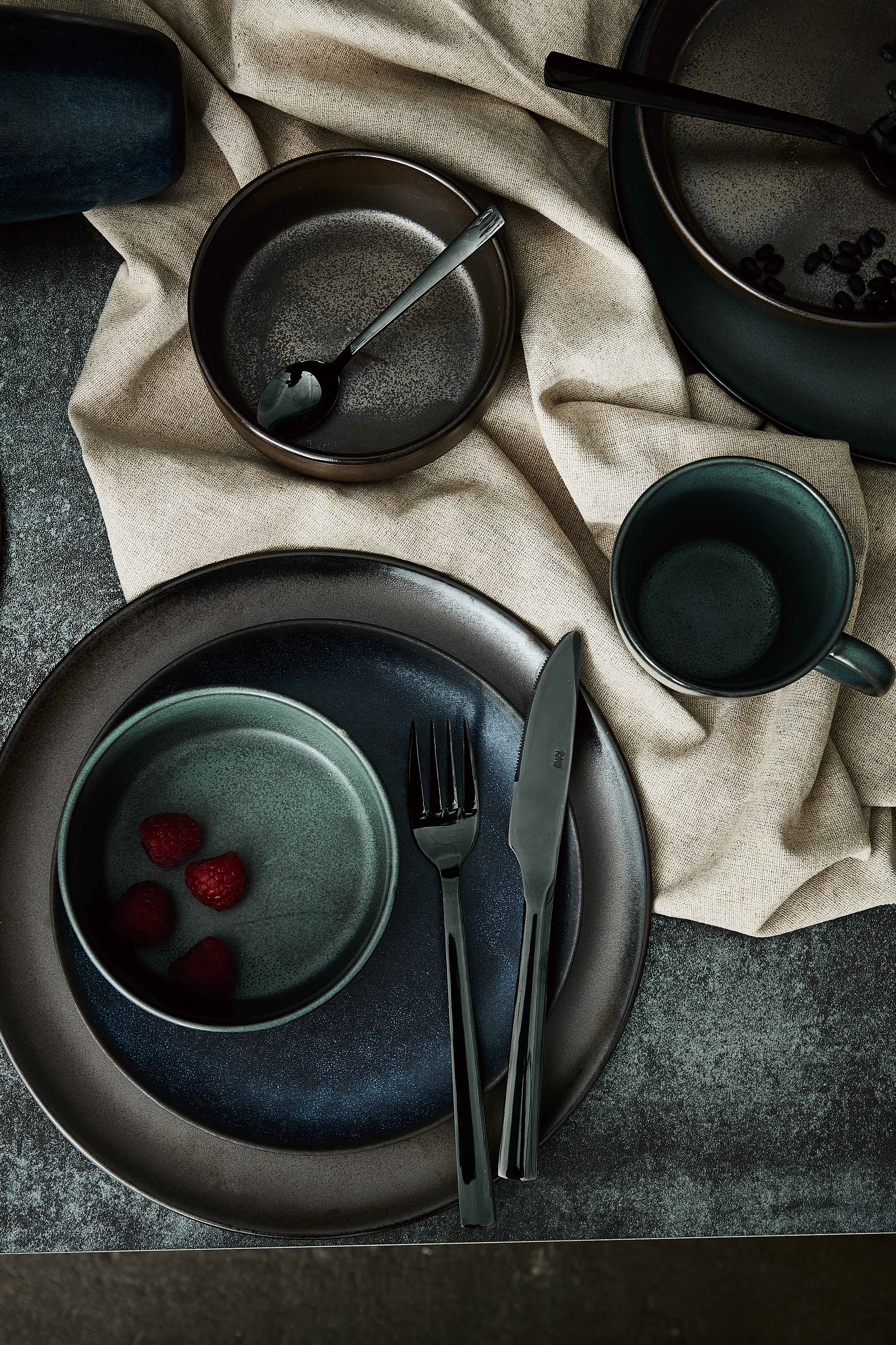 https://www.nordicnest.com/assets/blobs/aida-raw-cutlery-set-48-pieces-black/509301-01_2_EnvironmentImage-a0dbdf7087.jpg