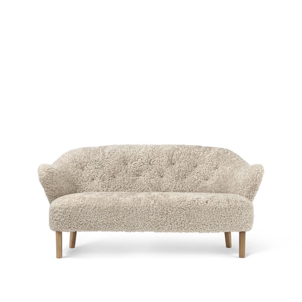 Audo Copenhagen Ingeborg 2.5-seat sofa Sheepskin moonlight. leg oak nature