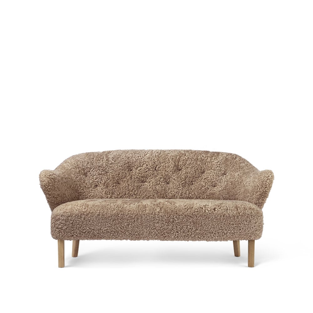 Audo Copenhagen Ingeborg 2.5-seat sofa Sheepskin sahara. leg oak nature