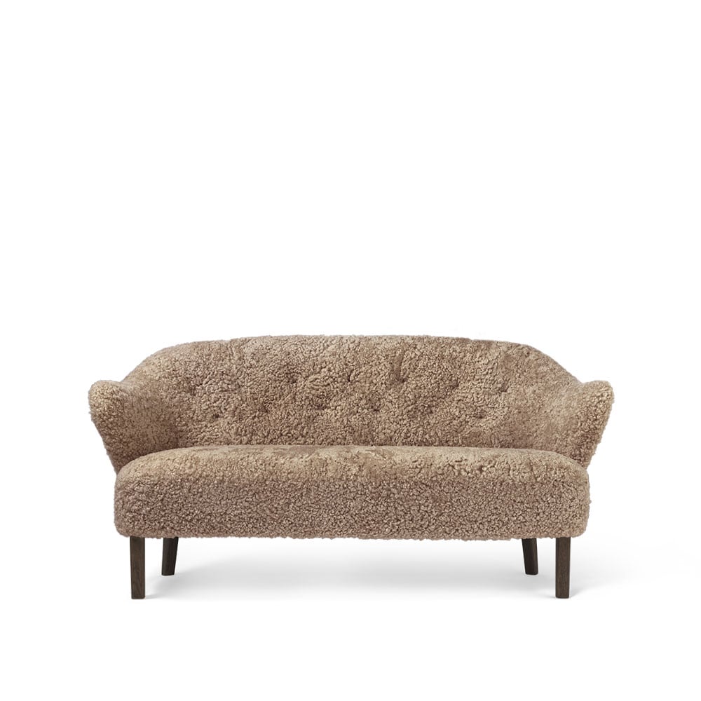 Audo Copenhagen Ingeborg 2.5-seat sofa Sheepskin sahara. leg oak smoked