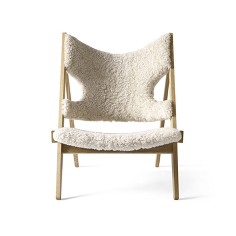 Audo Copenhagen Knitting lounge chair Sheepskin Natural, natural oak legs