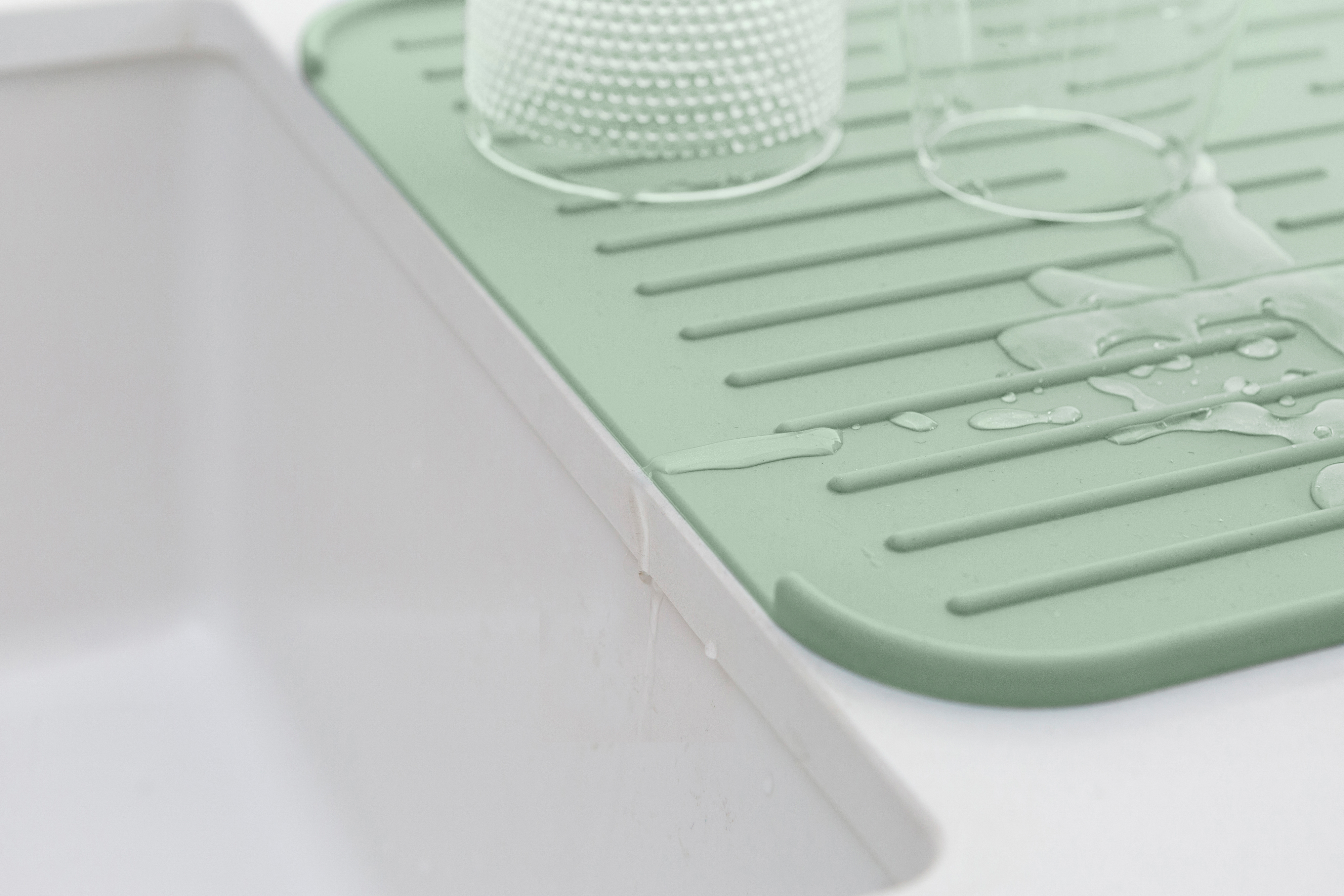 https://www.nordicnest.com/assets/blobs/brabantia-brabantia-dish-mat-silicone-jade-green/512748-01_2_EnvironmentImage-6bb4a9e1d0.jpg