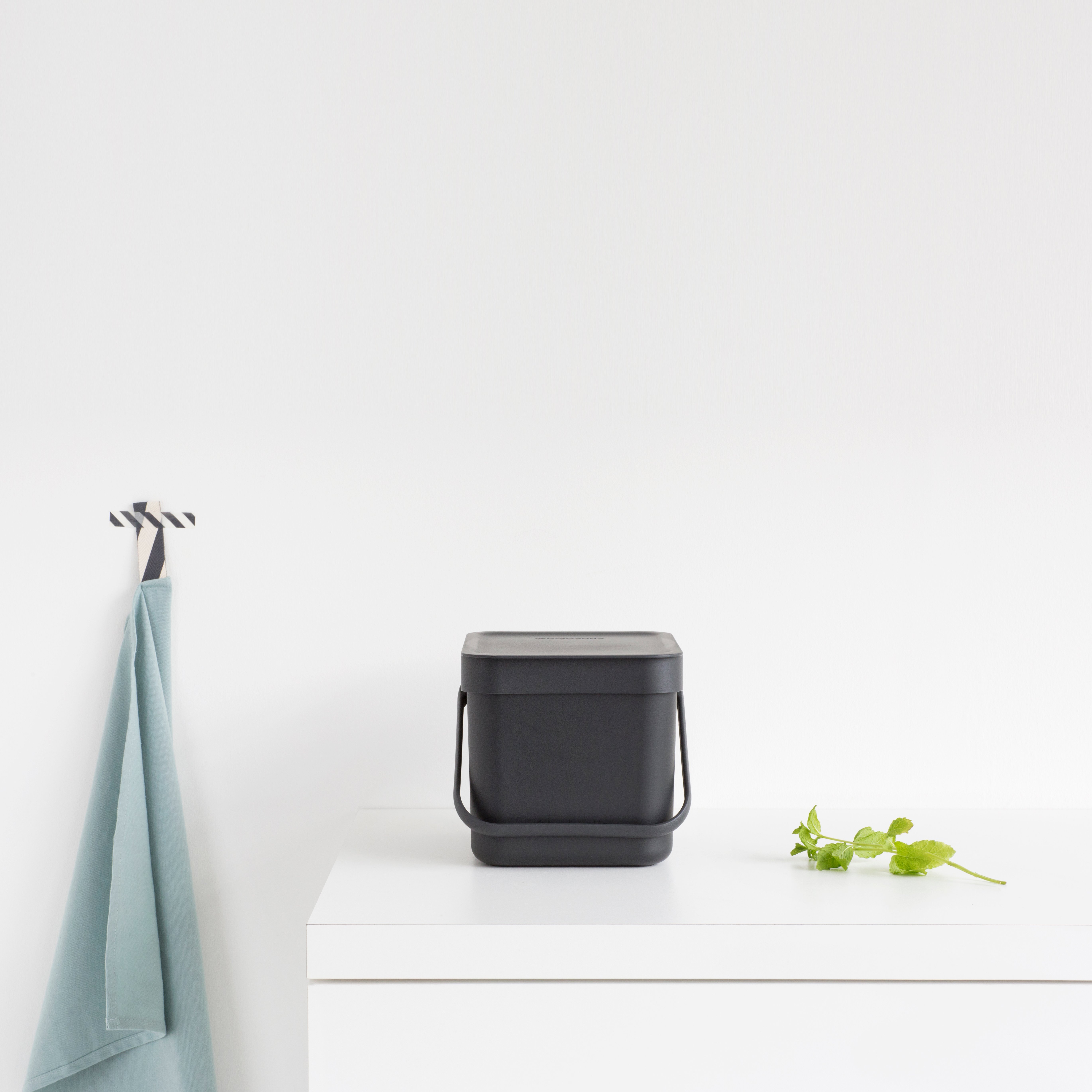 https://www.nordicnest.com/assets/blobs/brabantia-sort-go-waste-bin-6-l-grey/26928-02-03-71cb3387d7.jpg