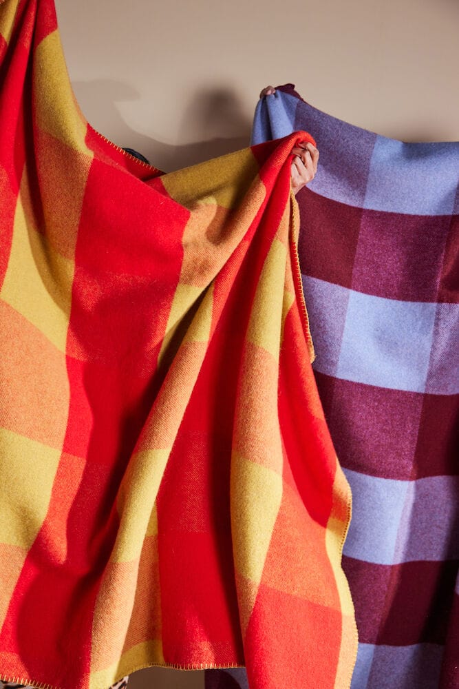 Embrace blanket 130x200 cm - Red-yellow - Byon