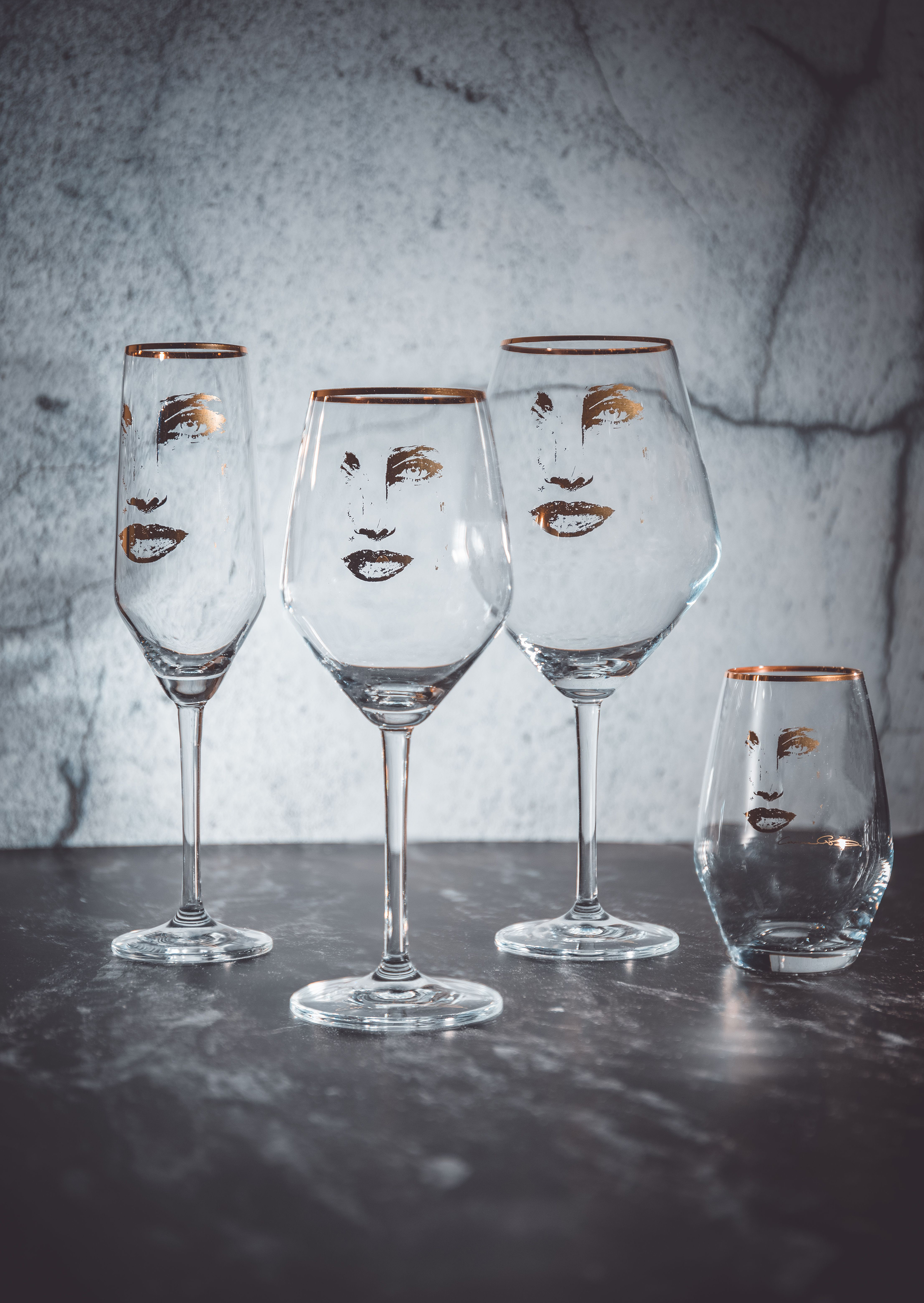 https://www.nordicnest.com/assets/blobs/carolina-gynning-gold-edition-piece-of-me-drinking-glass-35-cl/505695-01_3_EnvironmentImage-86eaad4144.jpg