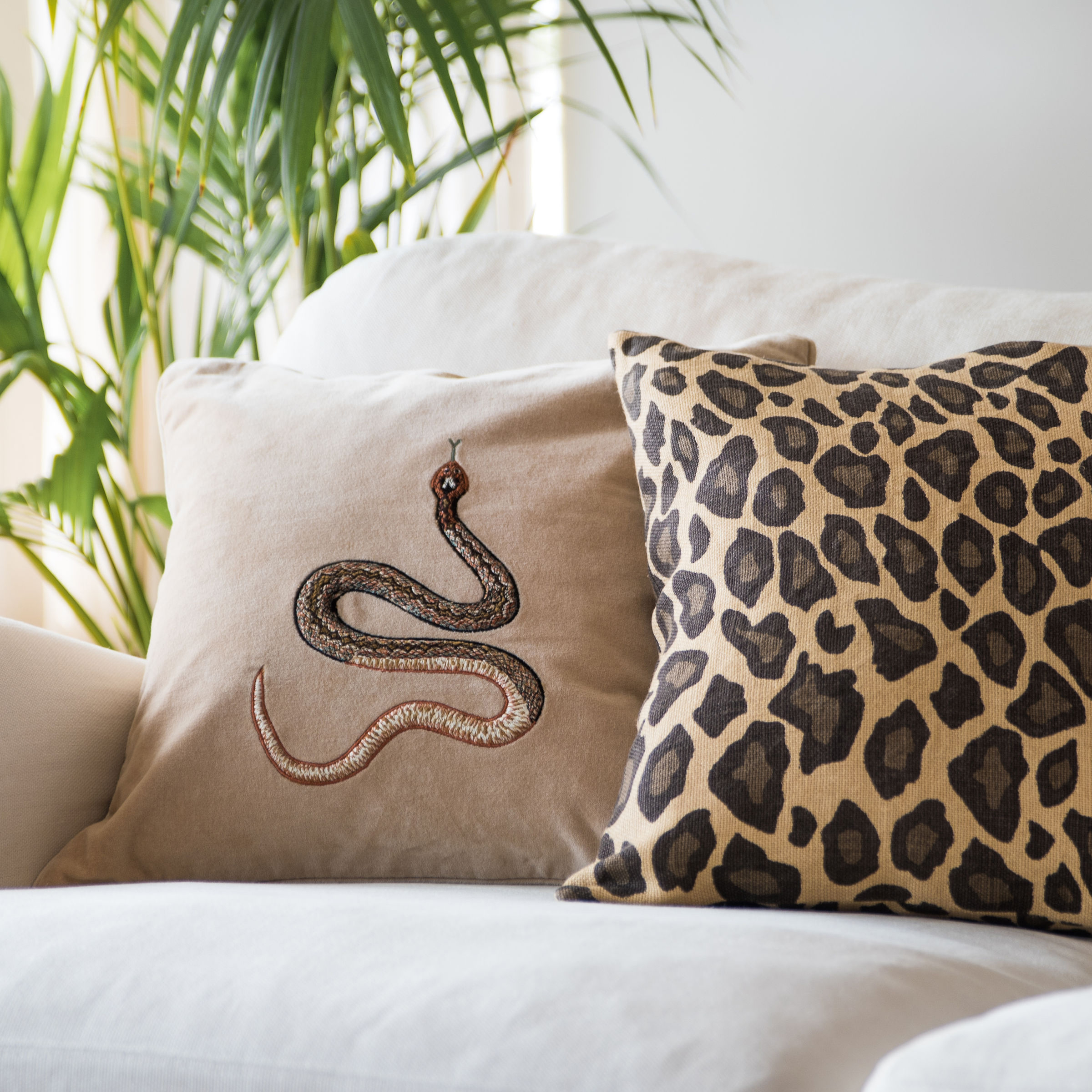 Embroidered Cobra cushion cover 50x50 cm Beige