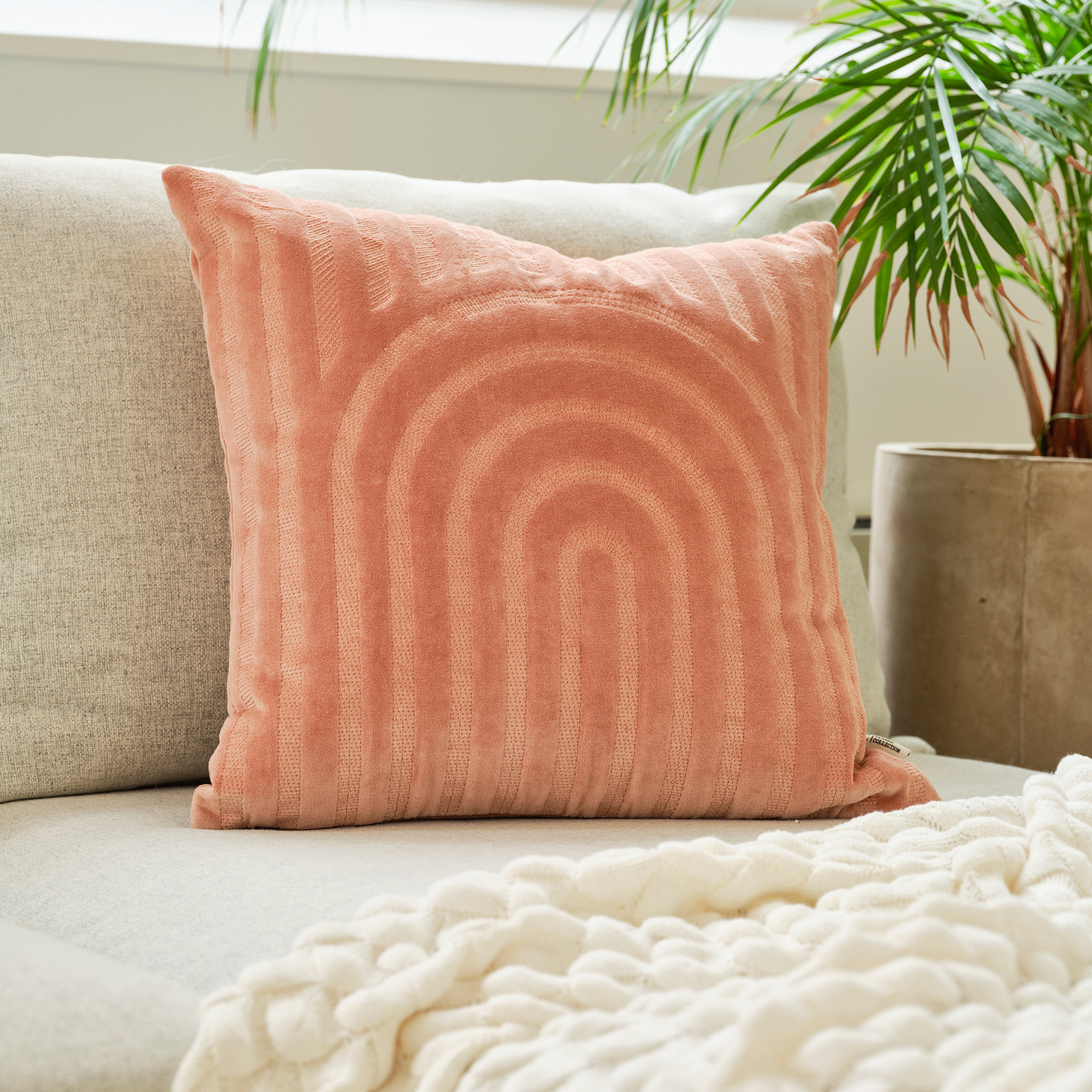 https://www.nordicnest.com/assets/blobs/classic-collection-arch-pillowcase-50x50-cm-dusty-coral/513480-01_5_EnvironmentImage-5524fbfd06.jpeg