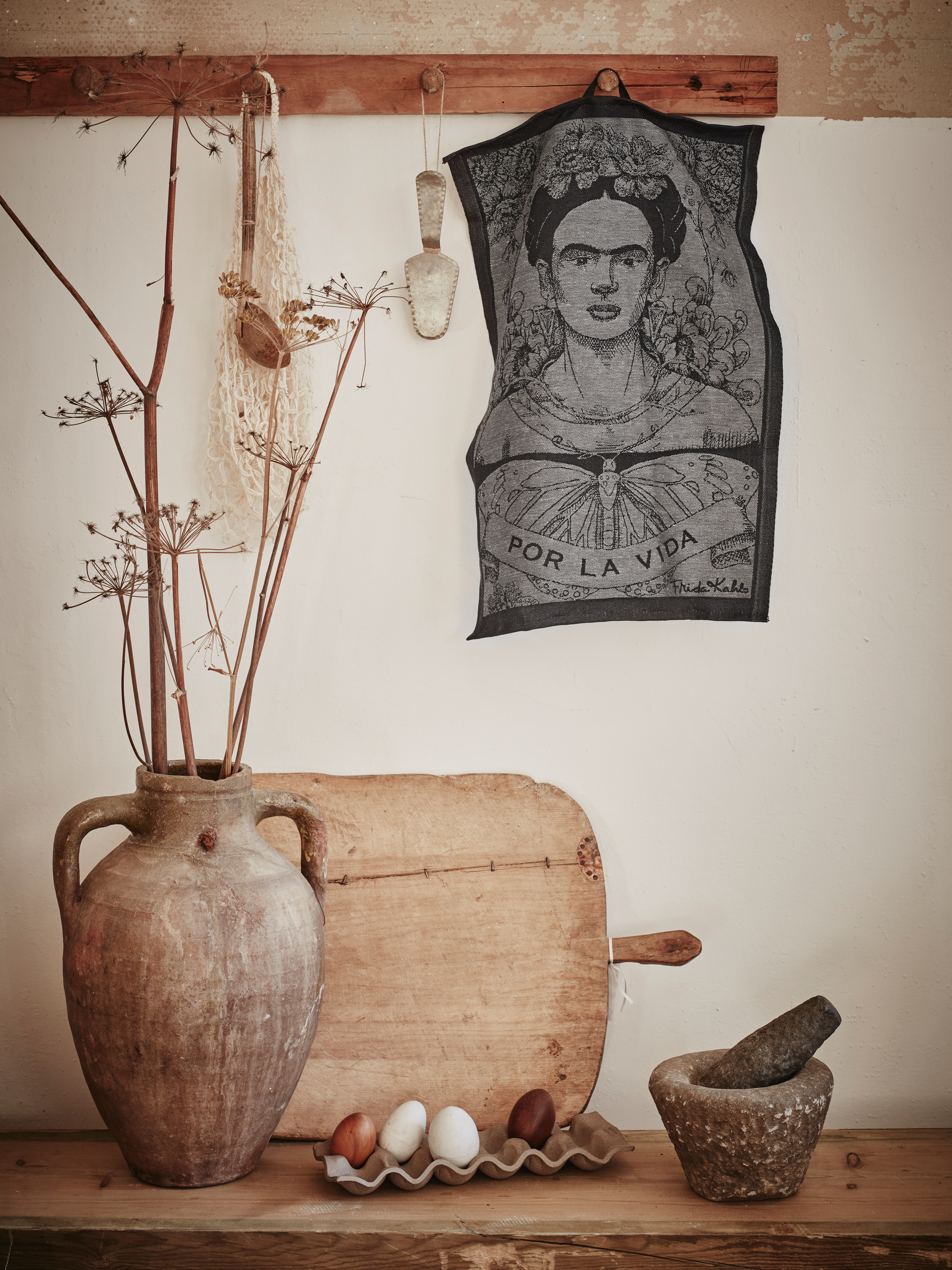 https://www.nordicnest.com/assets/blobs/ekelund-linnevaveri-frida-kahlo-kitchen-towel-35x50-cm-fuerza/512285-01_4_EnvironmentImage-64b360e1a6.jpg