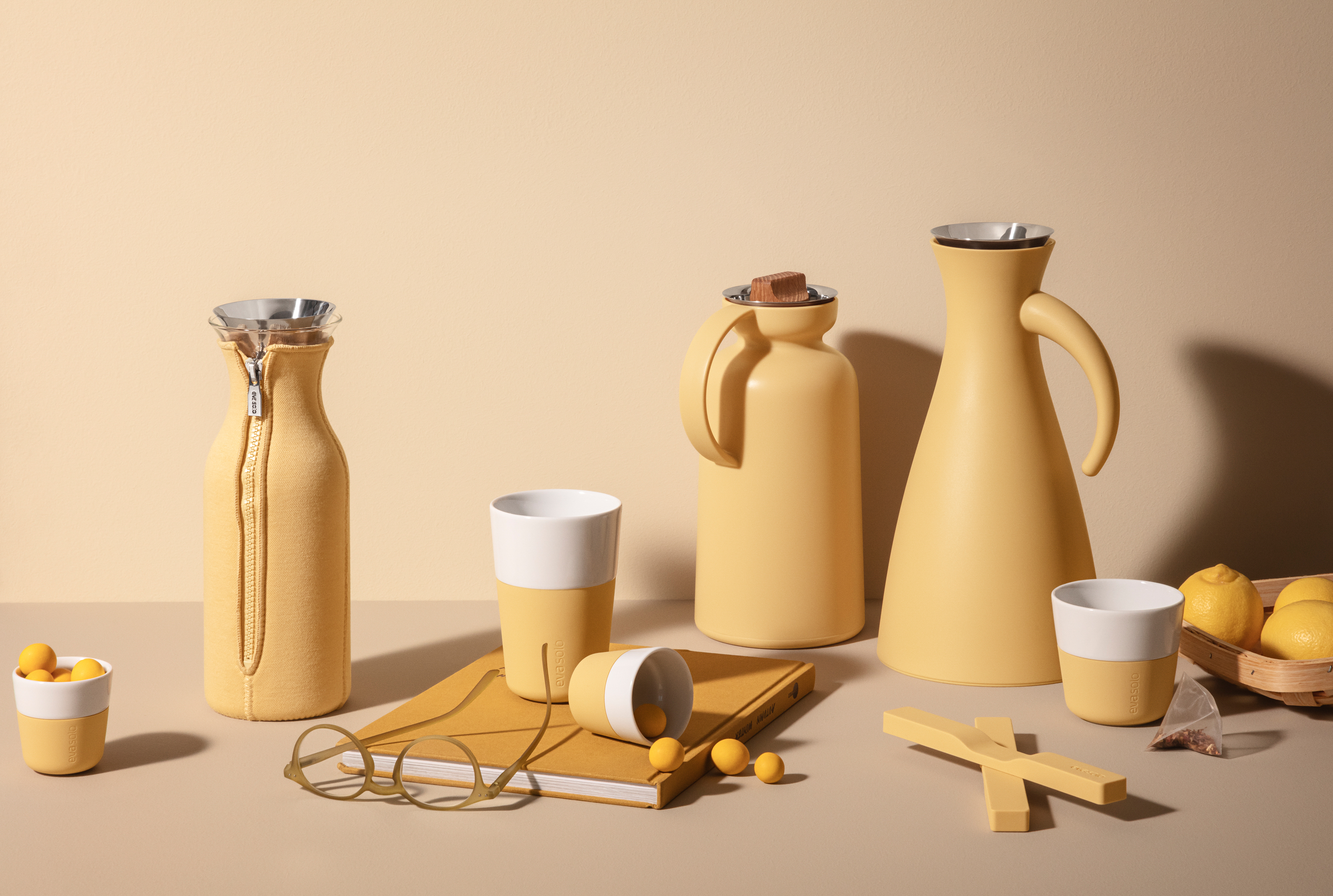 https://www.nordicnest.com/assets/blobs/eva-solo-eva-solo-fridge-carafe-woven-cover-golden-sand/577194-01_5_EnvironmentImage-8a91ba77df.jpeg