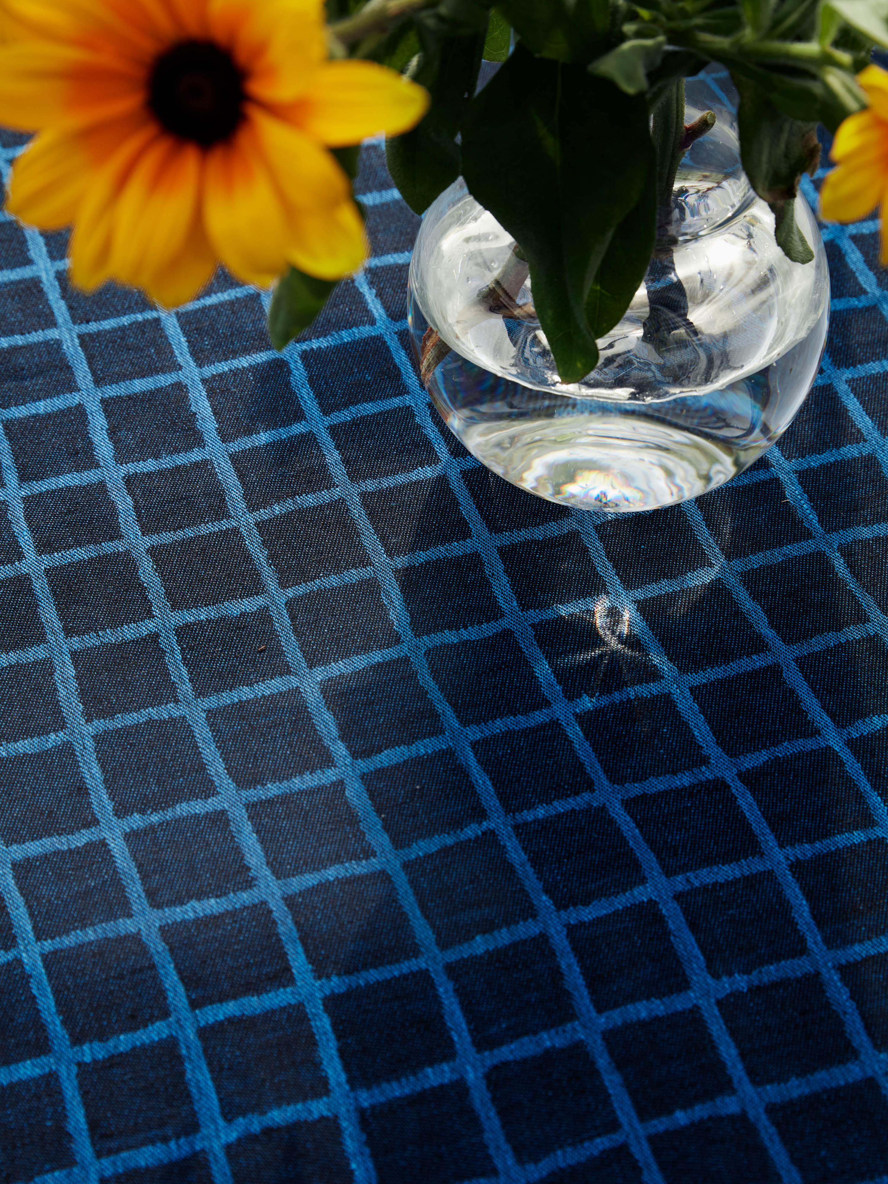 Rutig jacquard-woven table cloth 147x250 cm, Blue-black