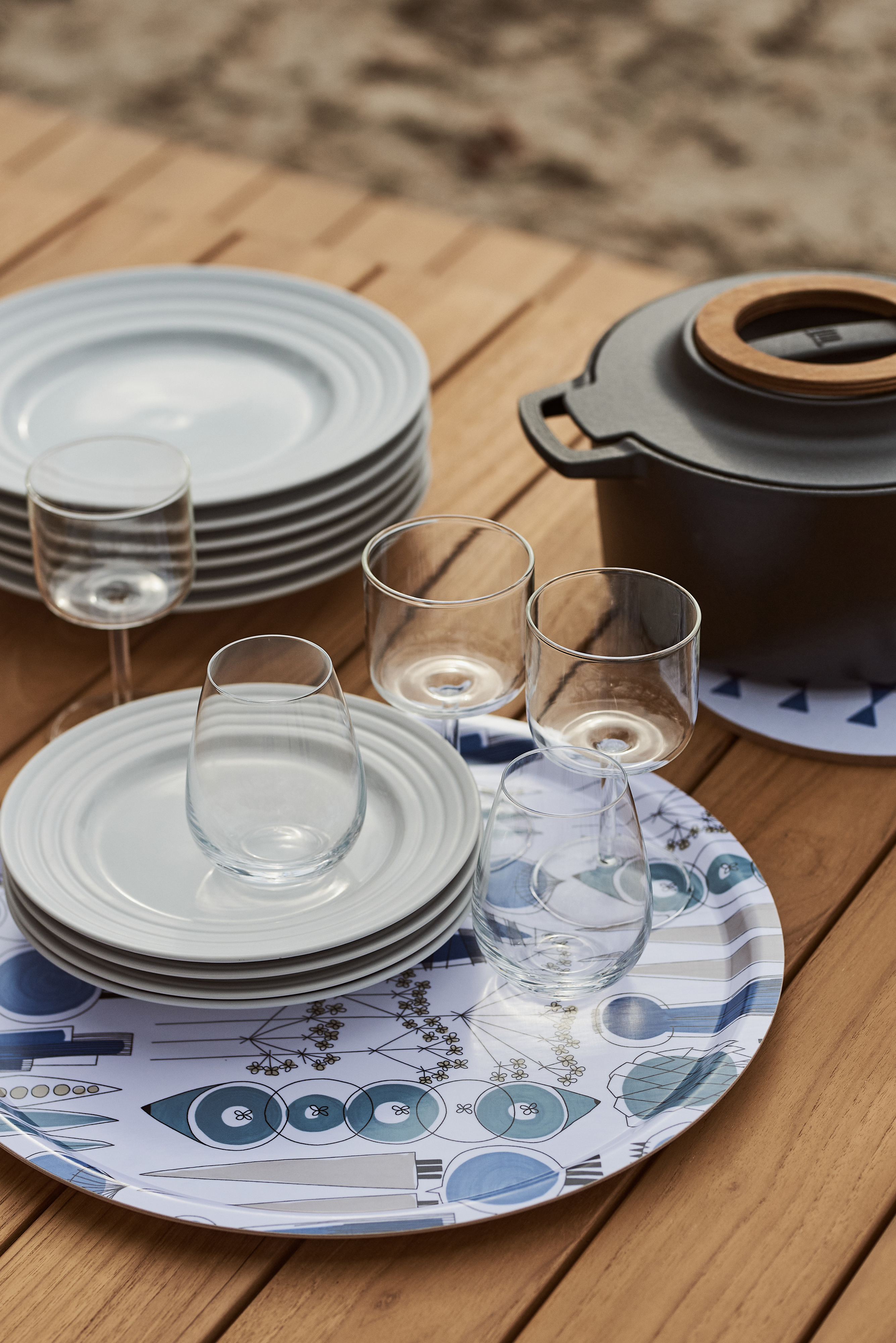 https://www.nordicnest.com/assets/blobs/fiskars-norden-casserole-dish-4-l/32750-01_41_EnvironmentImage-28a4c6275d.jpeg