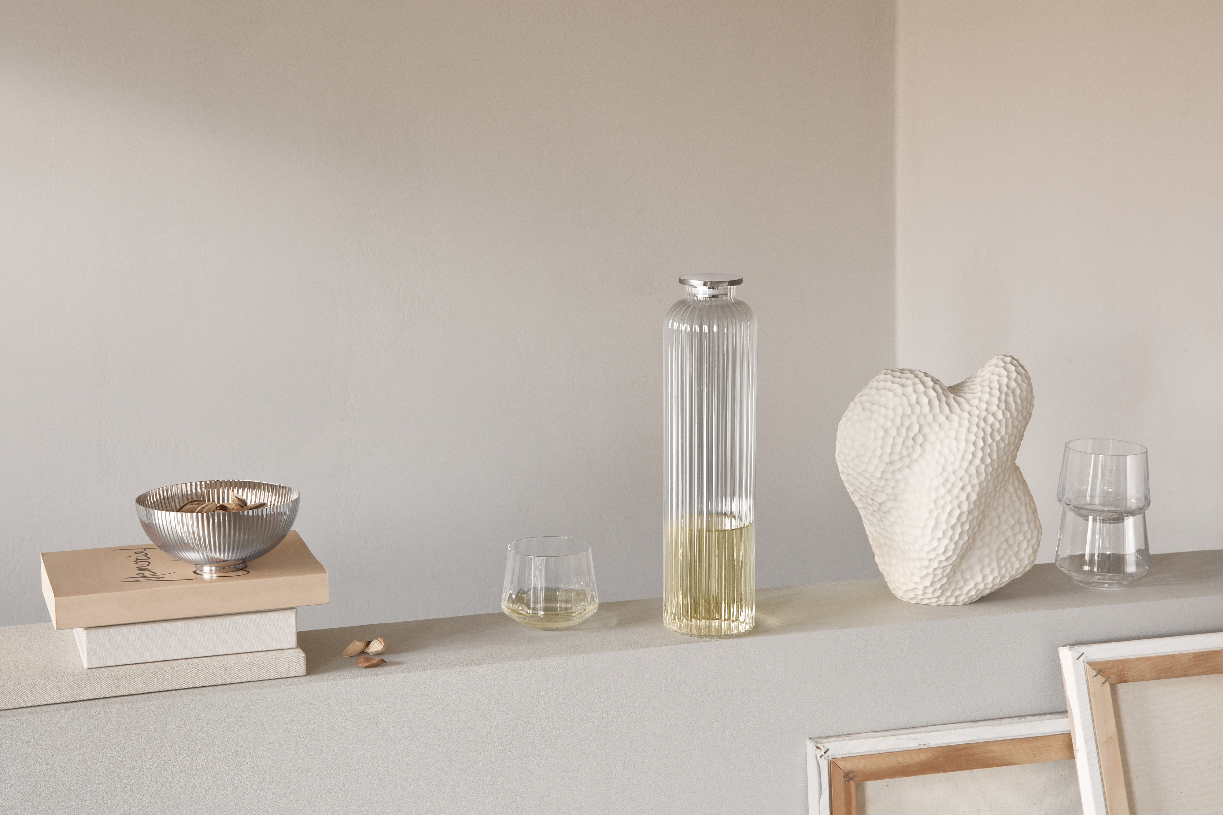 https://www.nordicnest.com/assets/blobs/georg-jensen-bernadotte-high-carafe-with-lid-11-liter/510600-01_4_EnvironmentImage-4948308f25.jpg