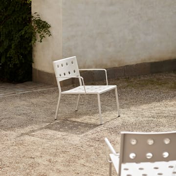 Balcony lounge armchair - Chalk beige - HAY