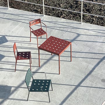 Balcony lounge chair - Iron red - HAY