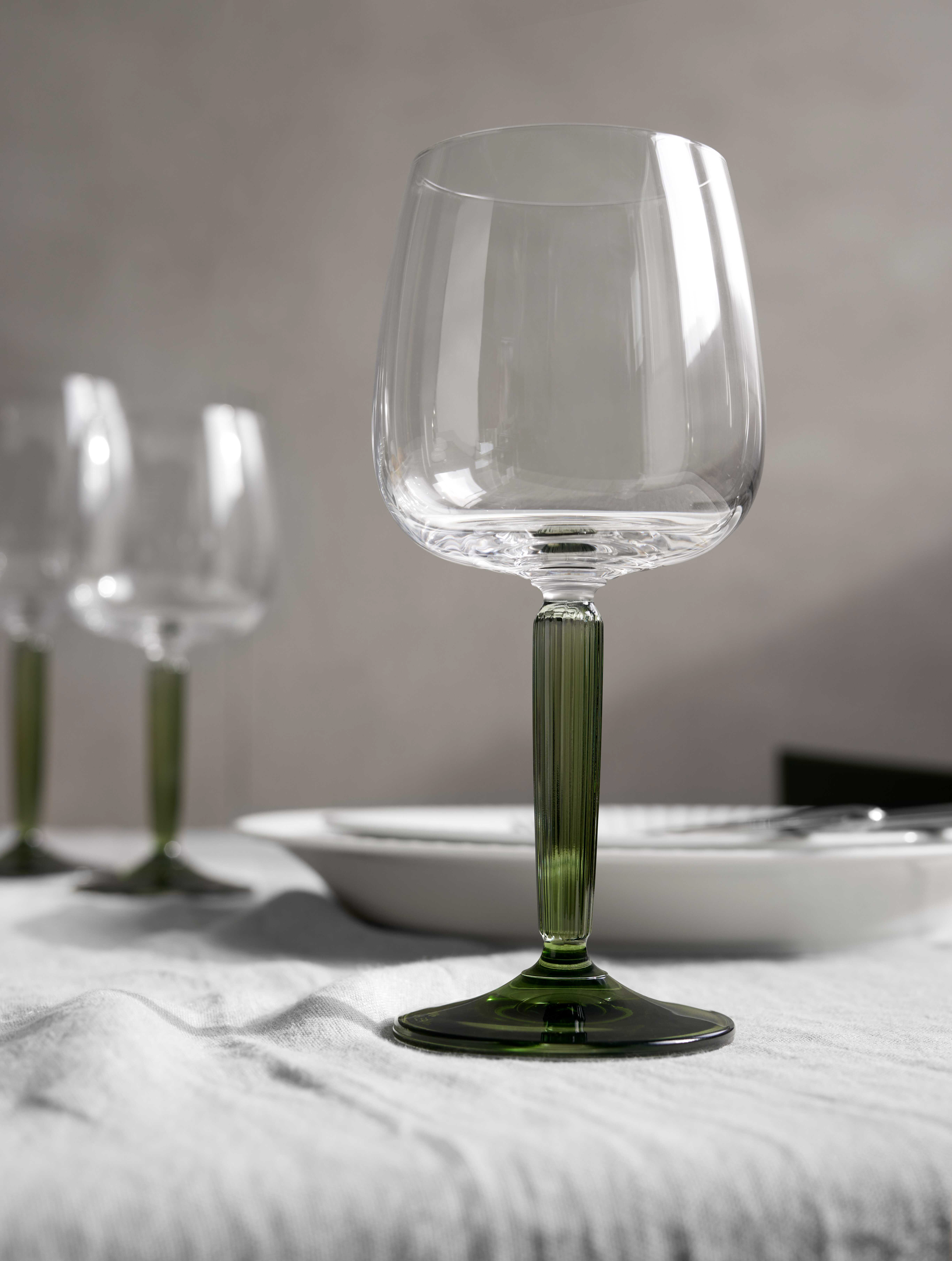 https://www.nordicnest.com/assets/blobs/kahler-hammershi-red-wine-glass-49-cl-2-pack-clear-green/568664-01_5_EnvironmentImage-13207e86bf.jpeg