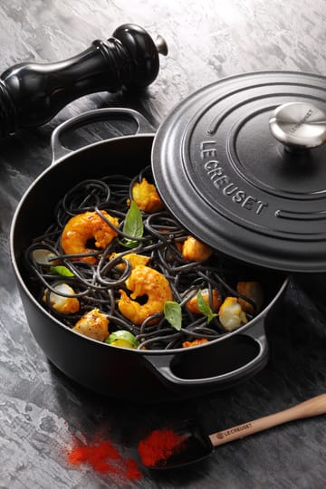 Le Creuset Signature round casserole 6.7 l - Matte black - Le Creuset