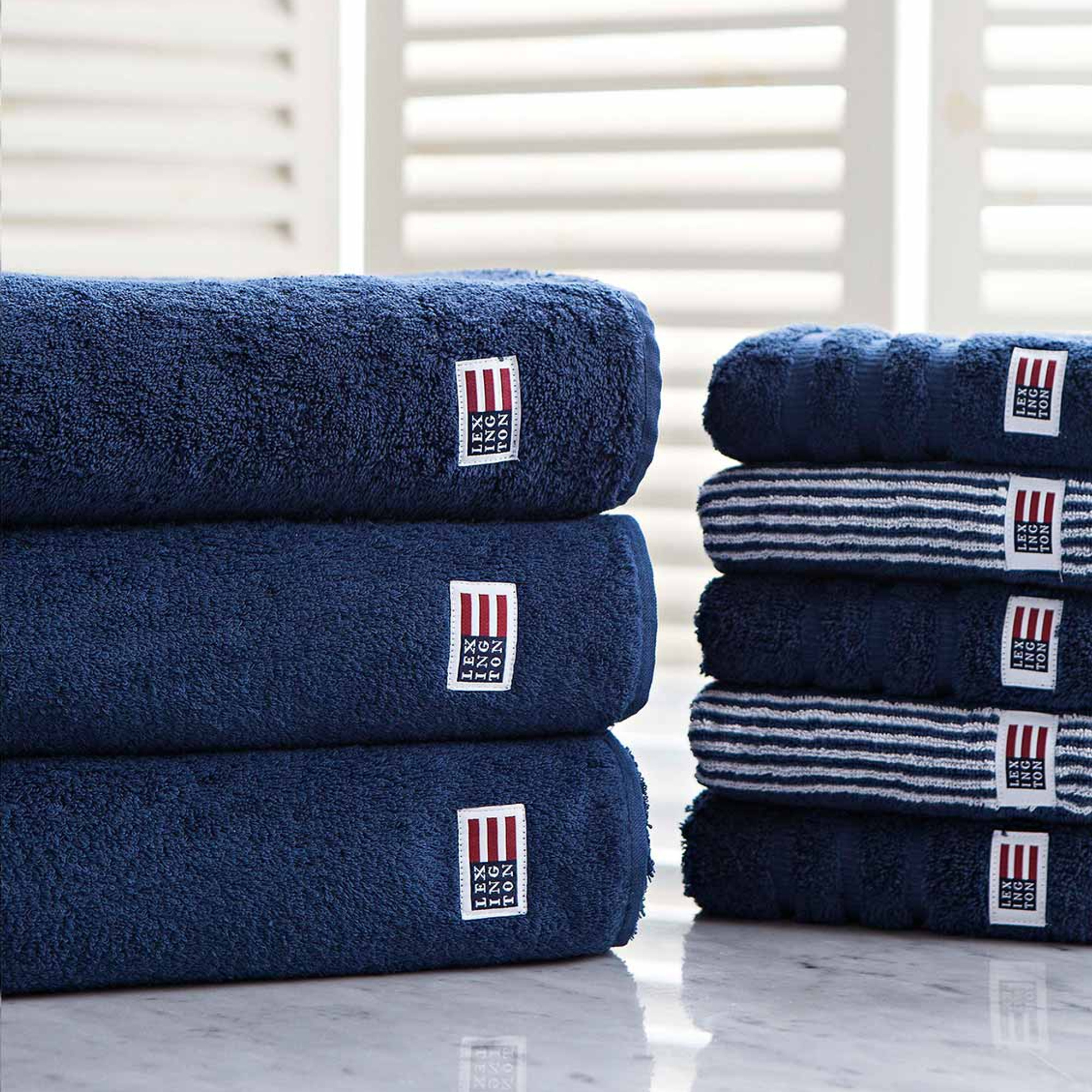 https://www.nordicnest.com/assets/blobs/lexington-icons-original-bath-towel-100x150-cm-navy/44391-04-02-48d0023f27.jpg