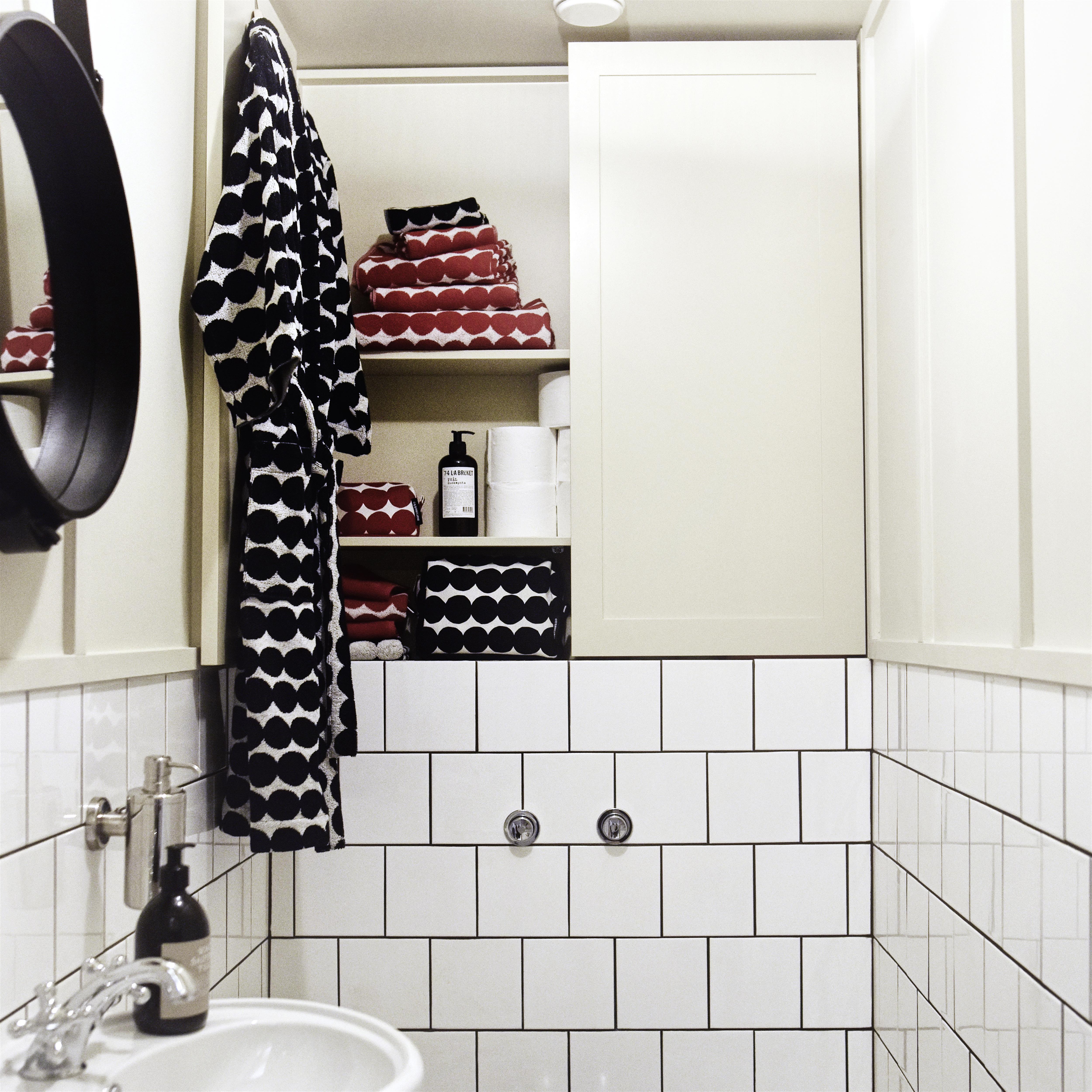 Räsymatto towel black from Marimekko 