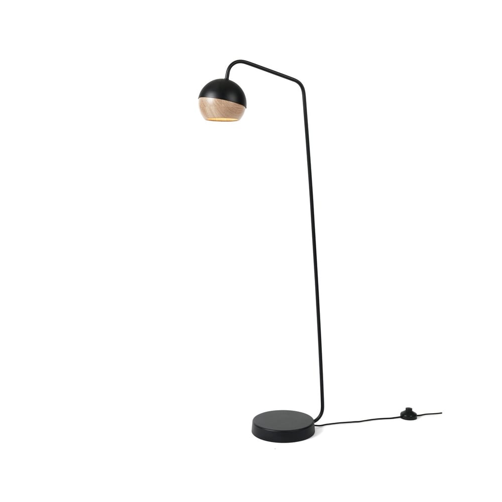 Mater Ray floor lamp black, oak detail on screen