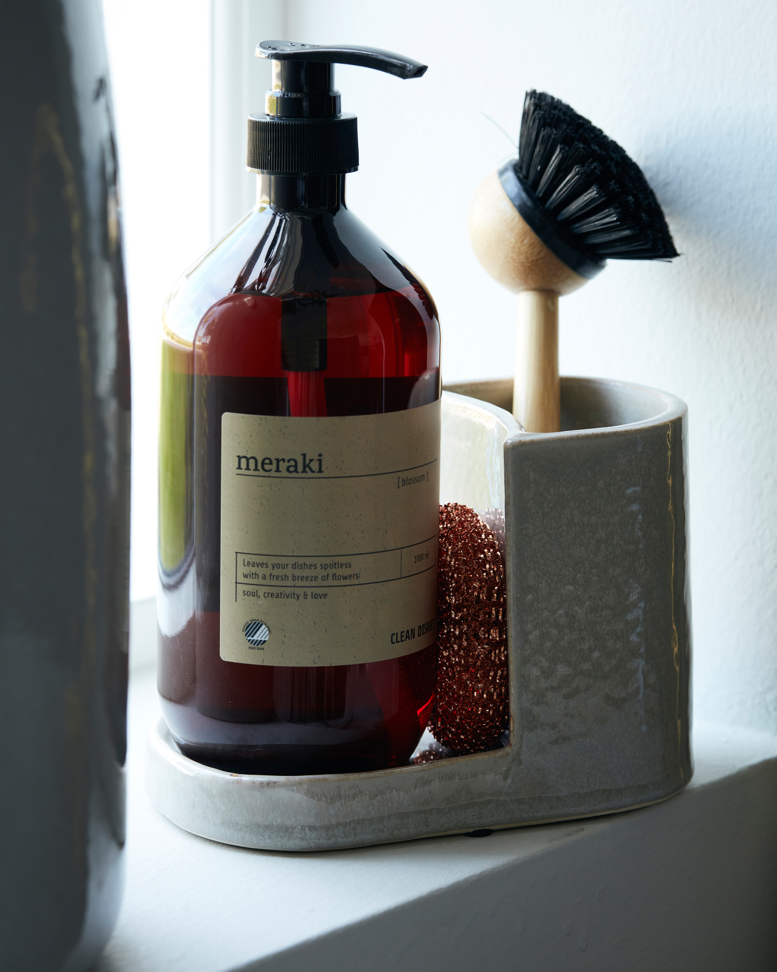 https://www.nordicnest.com/assets/blobs/meraki-datura-dish-brush-holder-grey/500118-01_10_EnvironmentImage-0d824b83bd.jpg