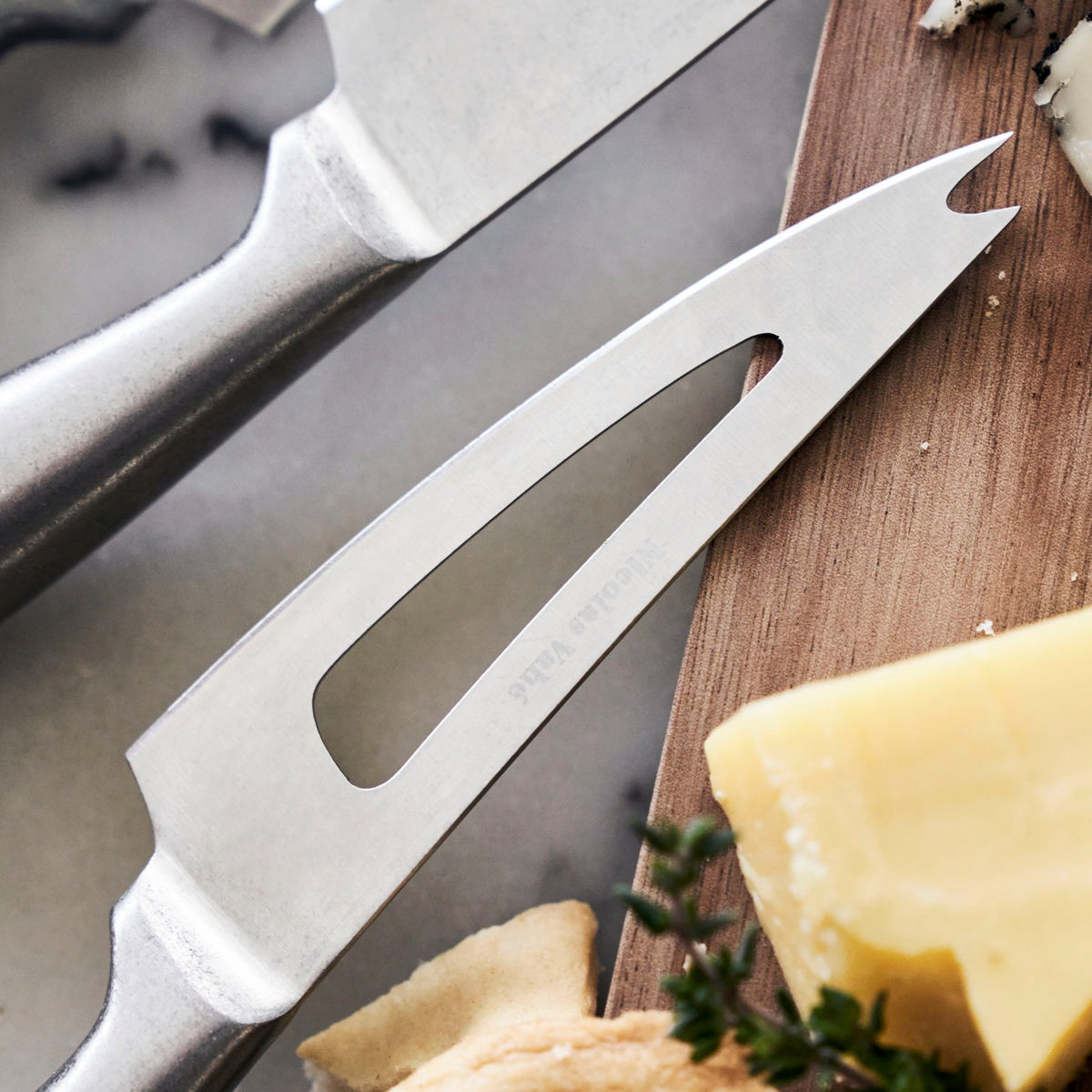 https://www.nordicnest.com/assets/blobs/nicolas-vahe-fromage-cheese-knife-set-of-3-stainless-steel/571972-01_11_EnvironmentImage-86bab71f6b.jpeg