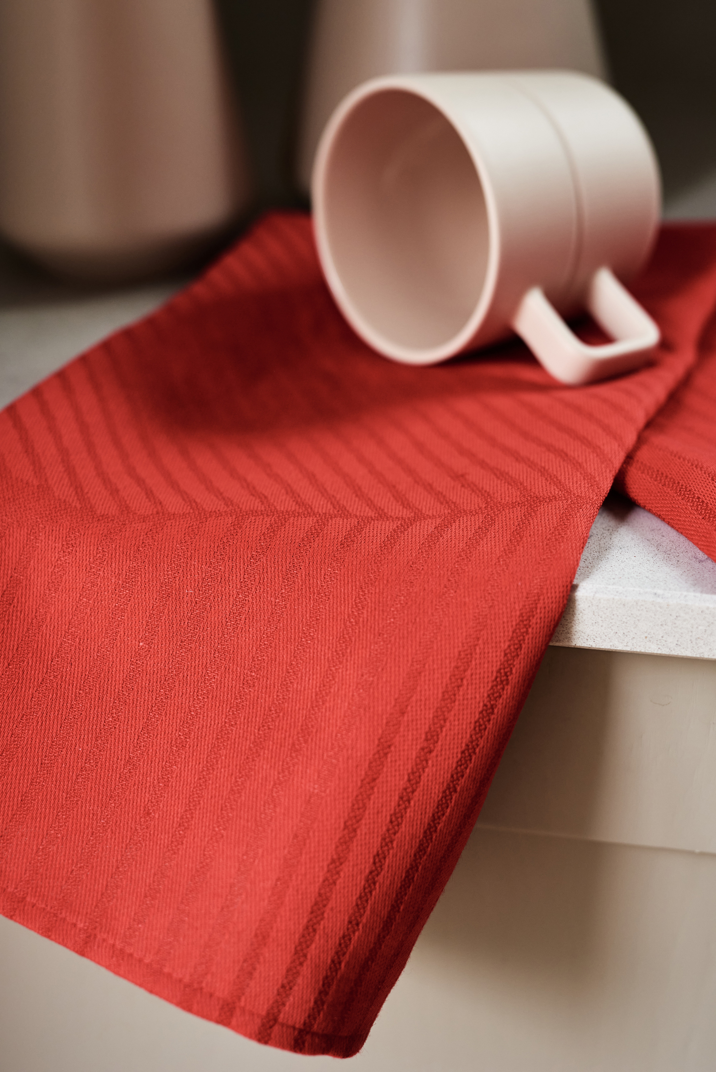 https://www.nordicnest.com/assets/blobs/njrd-stripes-kitchen-towel-47x70-cm-2-pack-red/503108-01_10_EnvironmentImage-59af18302a.jpg