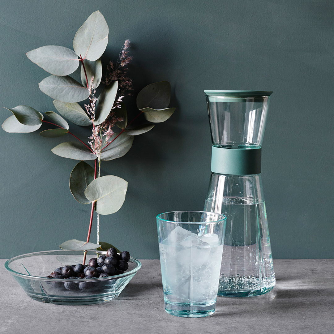 https://www.nordicnest.com/assets/blobs/rosendahl-grand-cru-carafe-clear-green/575682-01_41_EnvironmentImage-dce286331c.jpeg