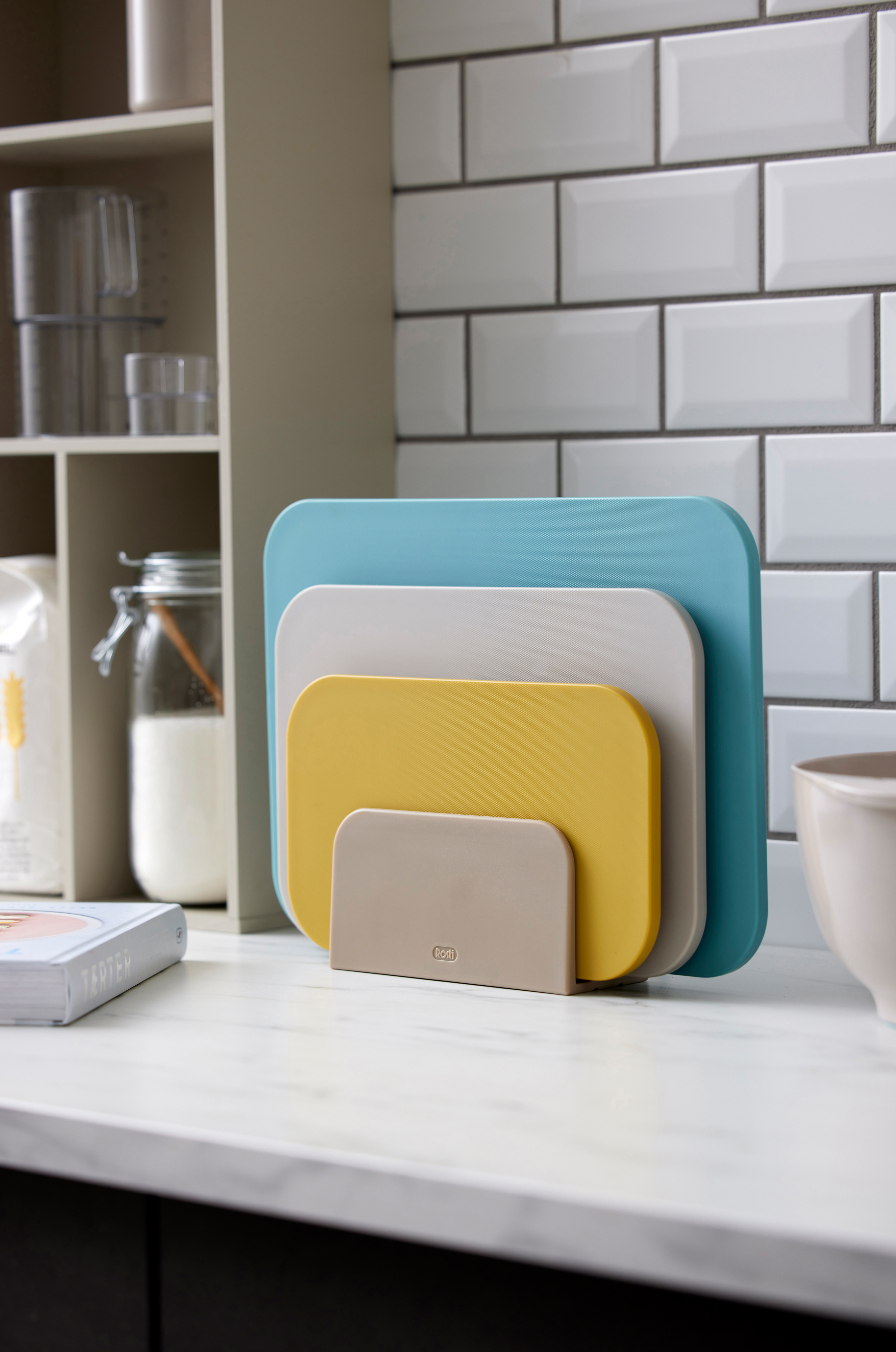 https://www.nordicnest.com/assets/blobs/rosti-choptima-cutting-board-set-3-pieces-and-holder-ocean/579650-01_40_EnvironmentImage-7845bfd5ee.jpeg