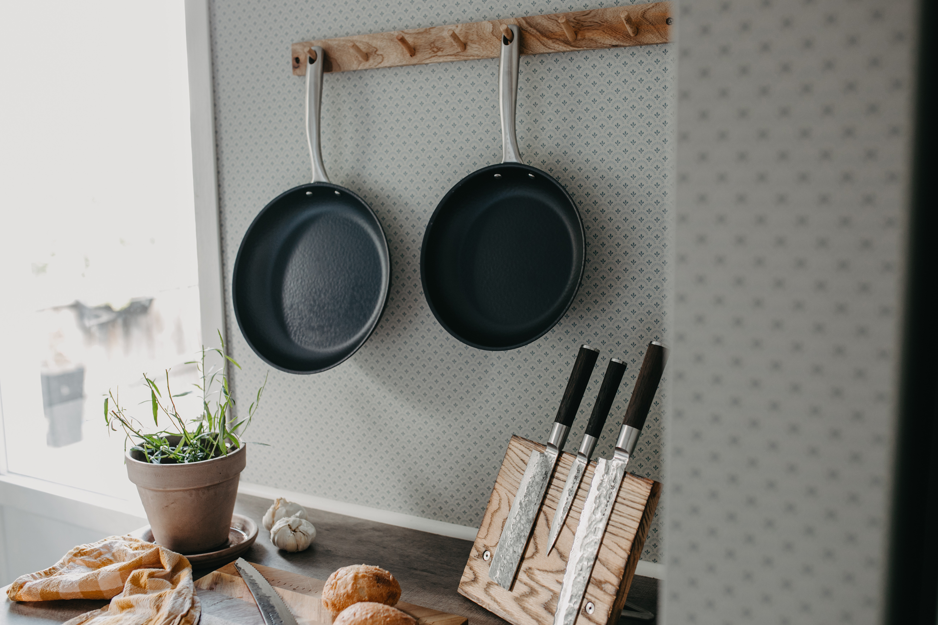 https://www.nordicnest.com/assets/blobs/satake-satake-frying-pan-in-carbon-steel-24-cm/580602-01_41_EnvironmentImage-5345cd5ae9.jpeg