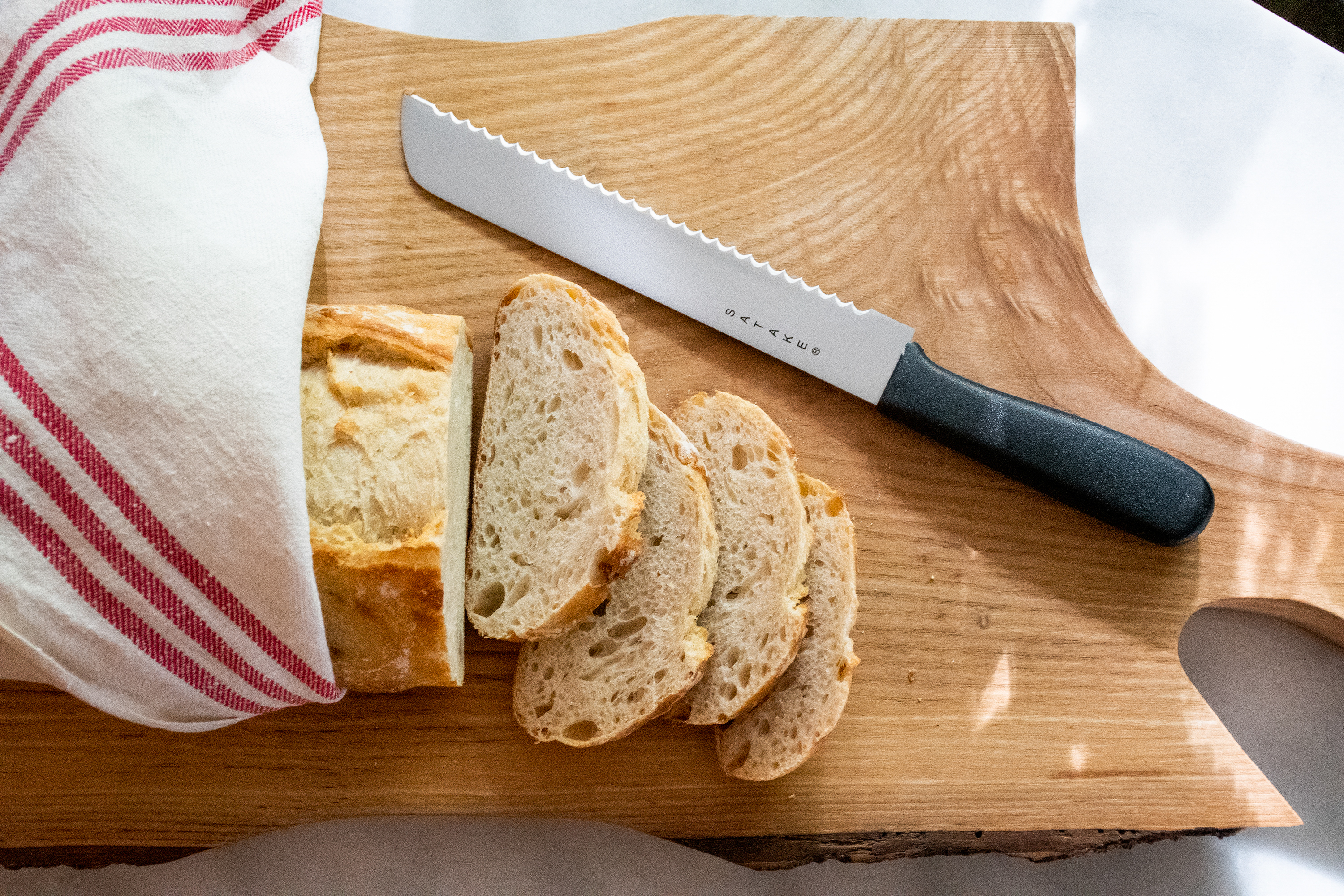 https://www.nordicnest.com/assets/blobs/satake-satake-no-vac-bread-knife-20-cm/507425-01_4_EnvironmentImage-fcd99cd709.jpg